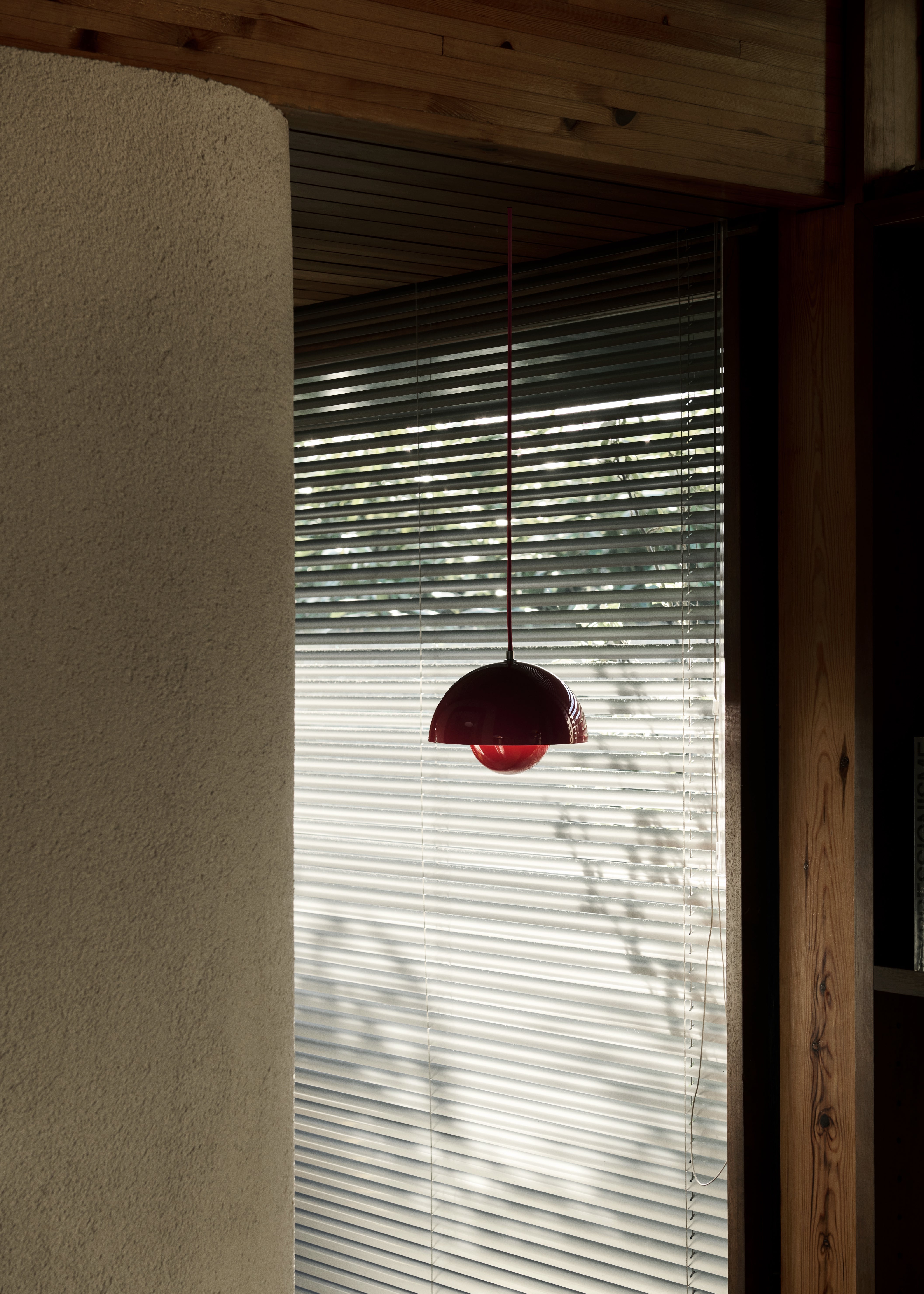 Lampa visící FLOWERPOT vínově červená