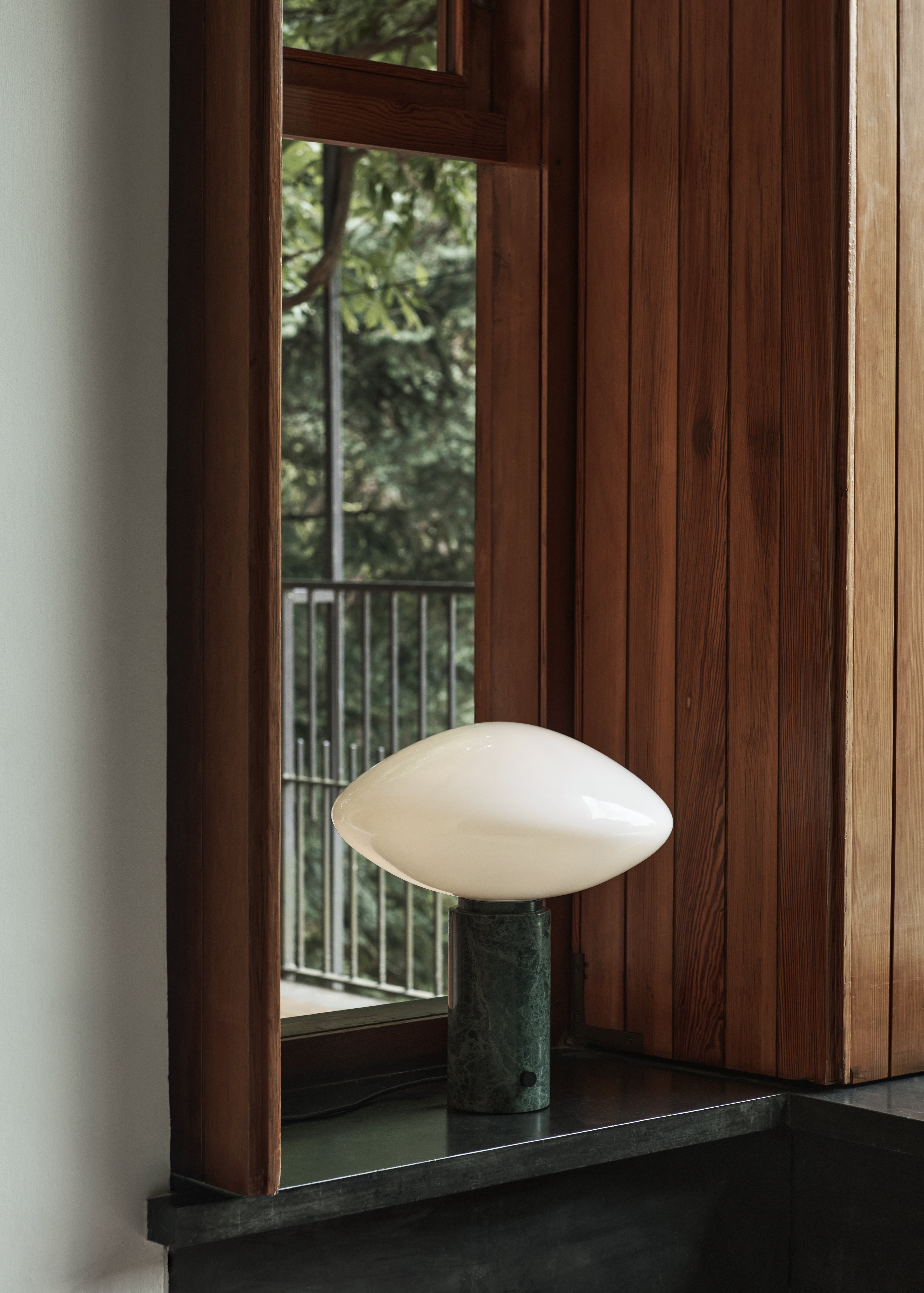 Stolní lampa MIST AP17 skleněné stínidlo se zeleným mramorovým podstavcem