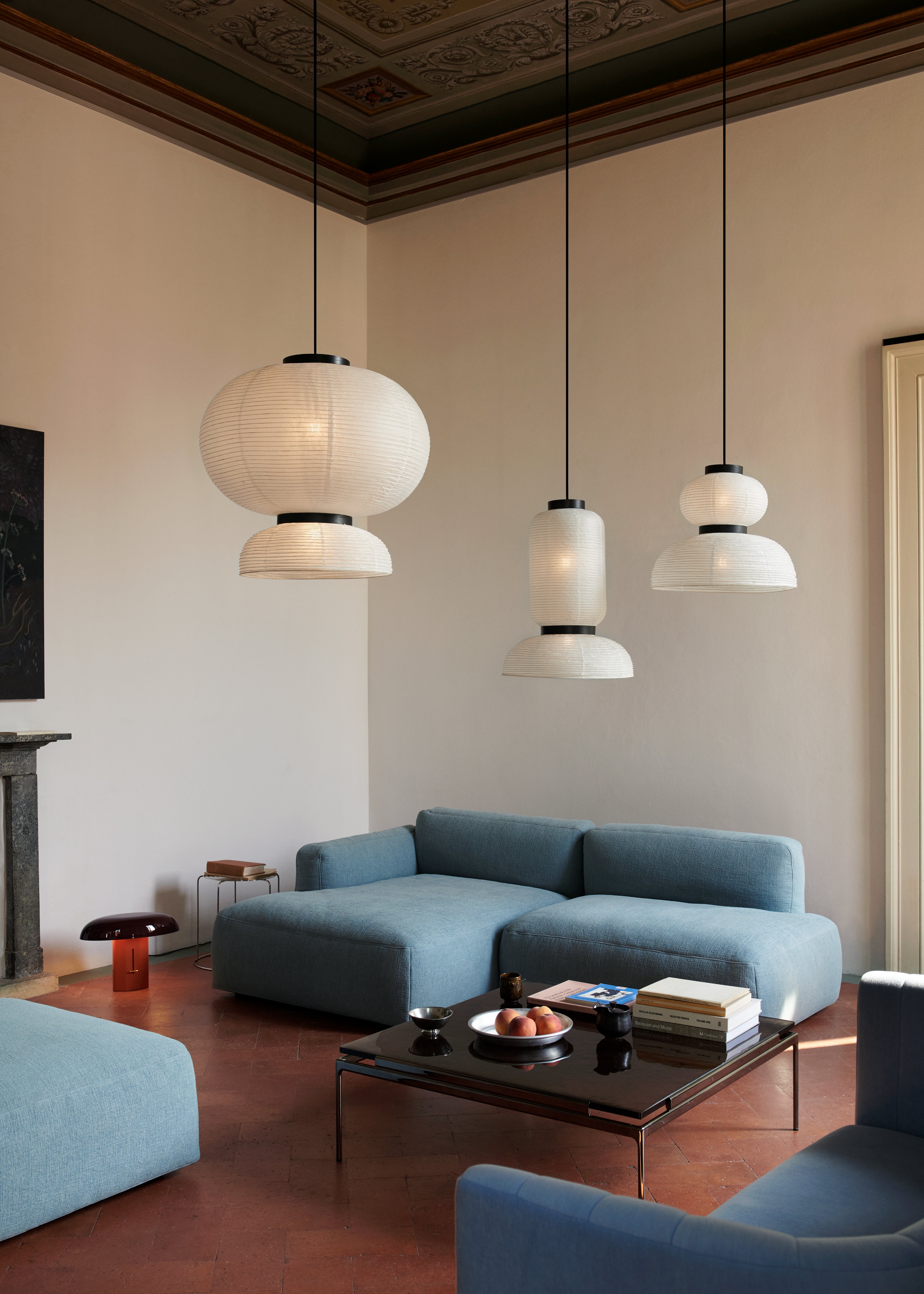Lampa visící FORMAKAMI JH5 s bílým papírovým stínidlem a černým dubovým povrchem.