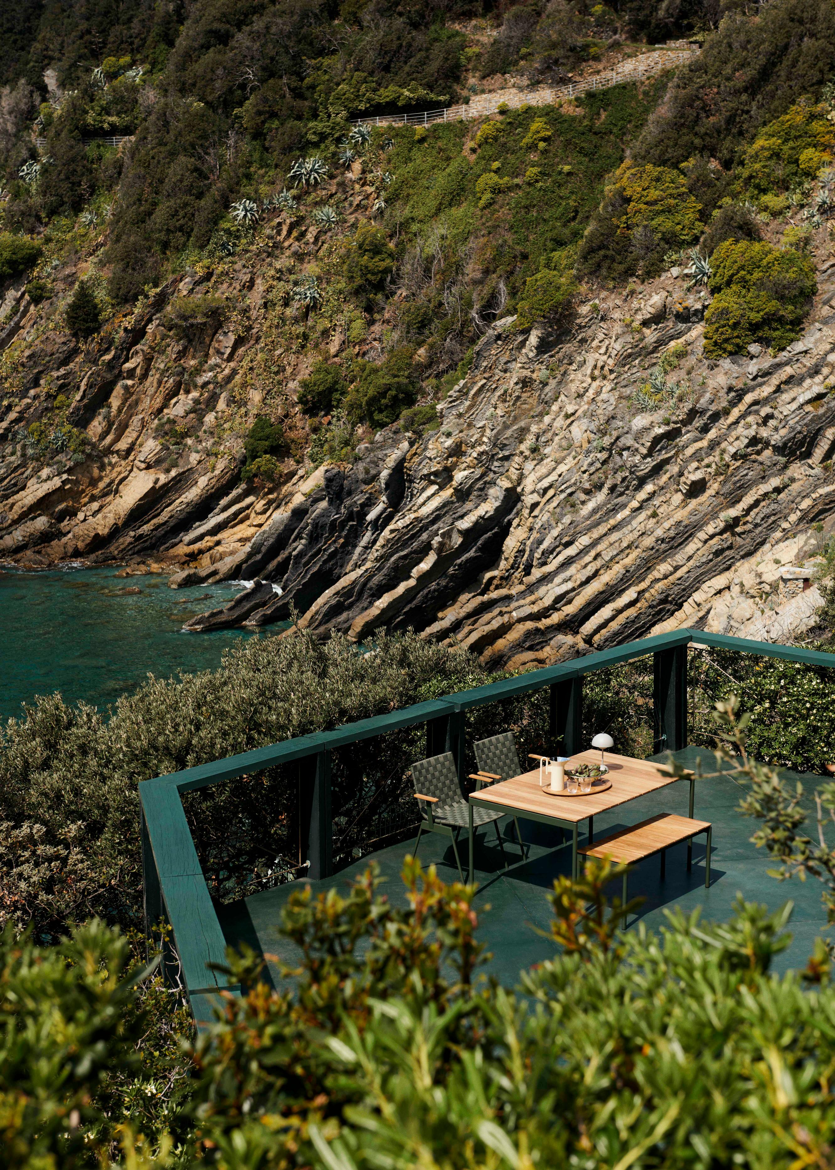 Zahradní stůl VILLE teakové dřevo s černou základnou