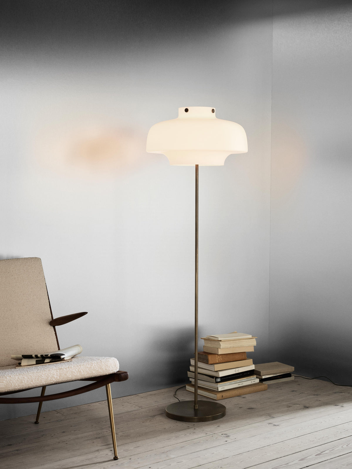 Podlahová lampa COPENHAGEN SC14 s opálovým stínidlem a bronzově mosazným podstavcem