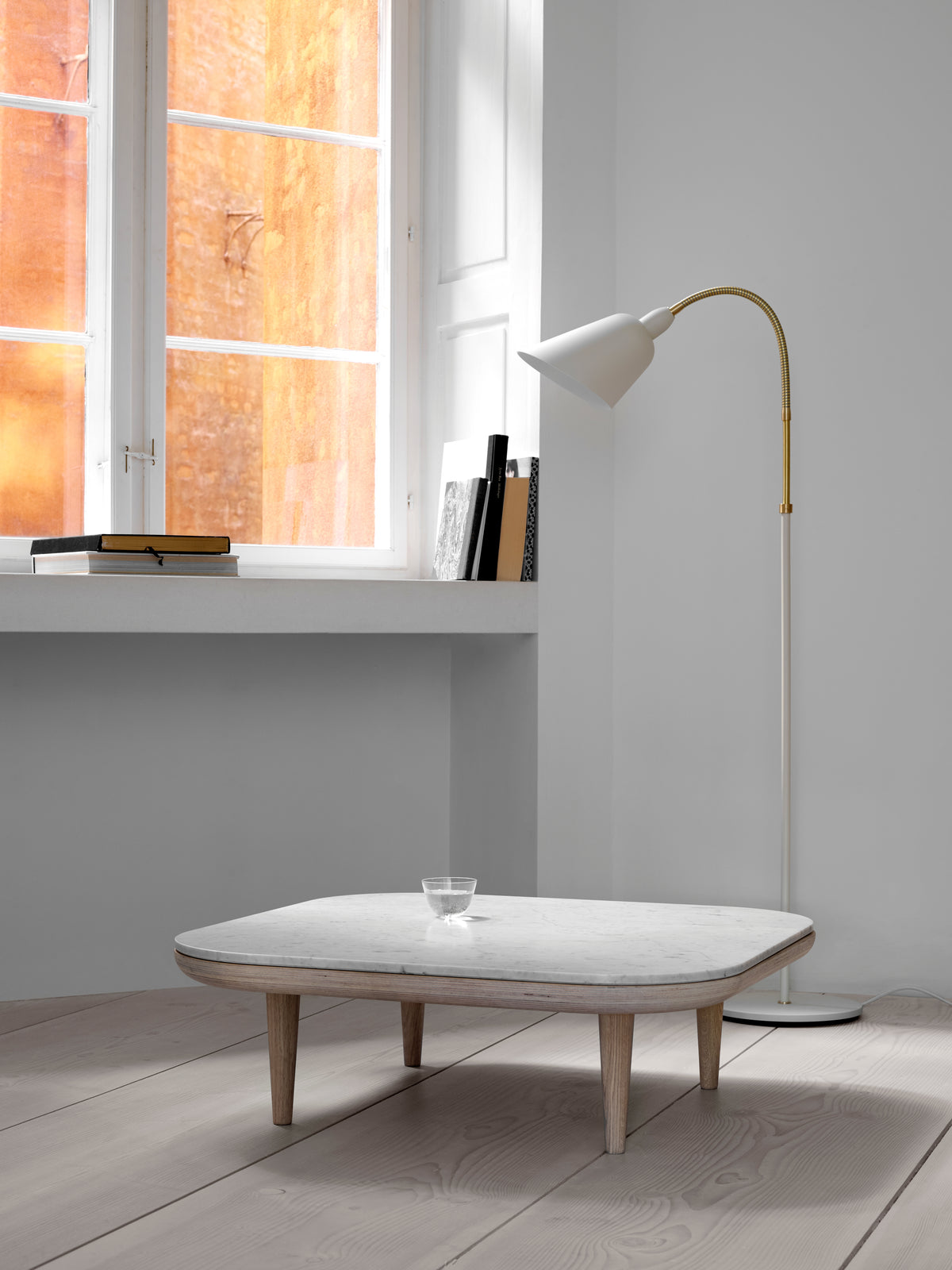 Stolní lampa BELLEVUE AJ7 bílá s hnědou mosaznou základnou