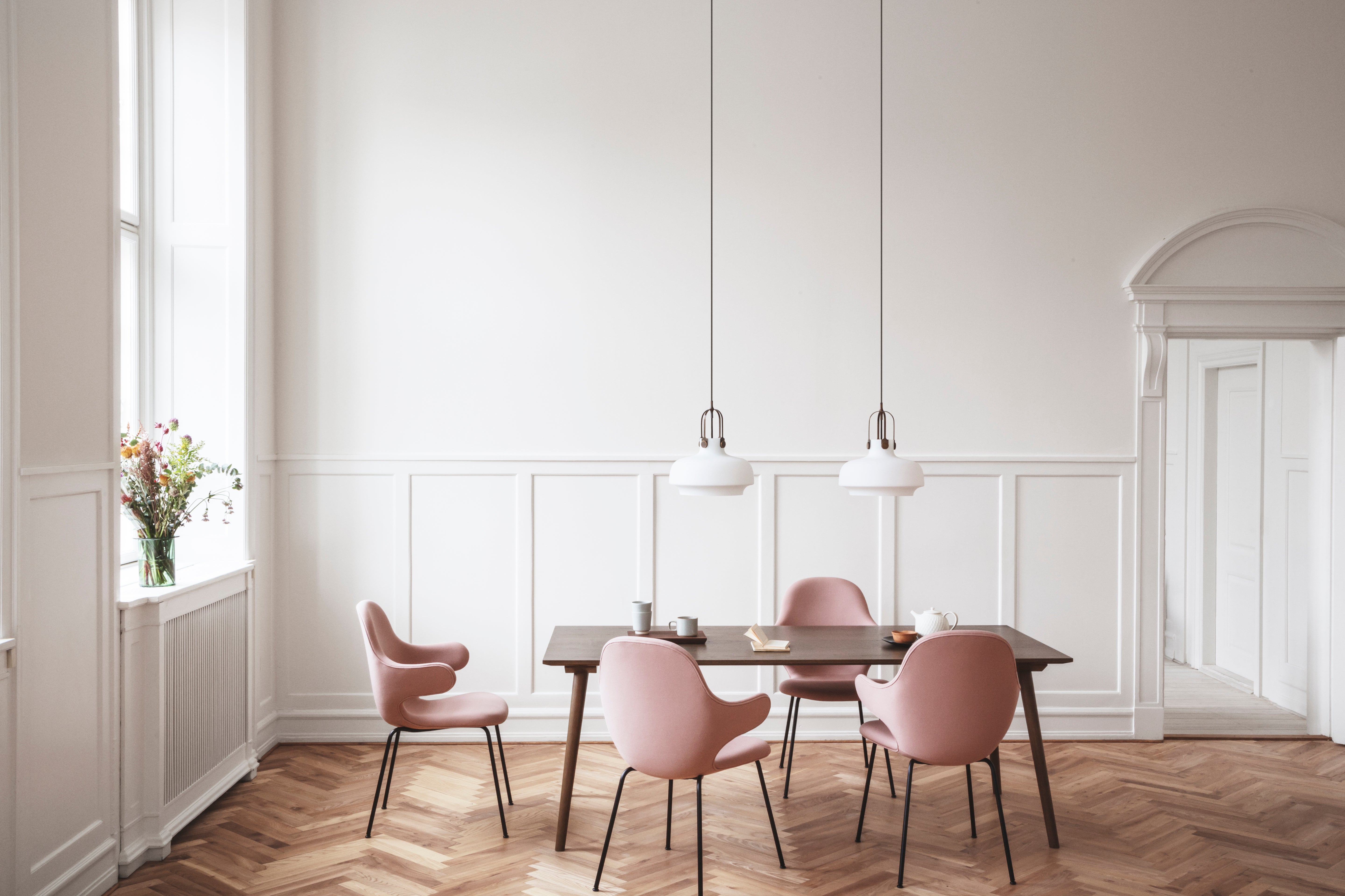Lampa visící COPENHAGEN s opálovým stínidlem a hnědým povrchem.