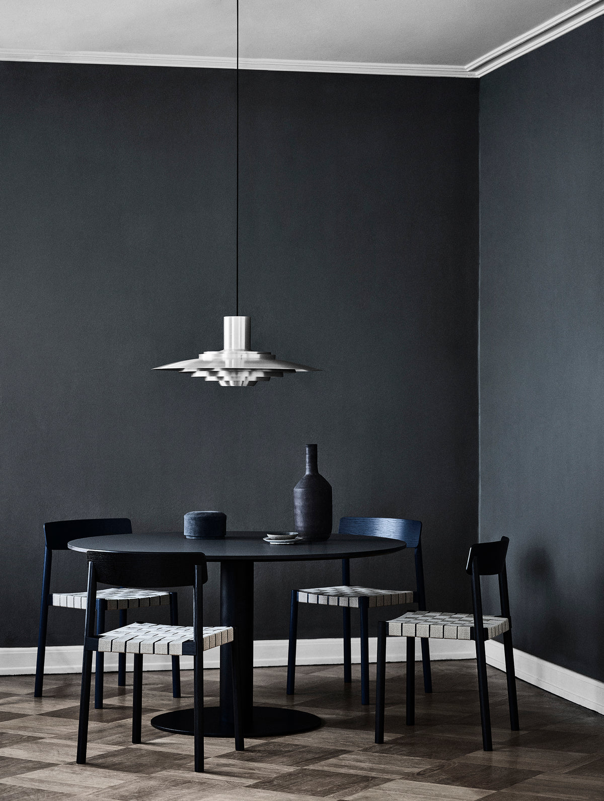 Matná bílá závěsná lampa P376