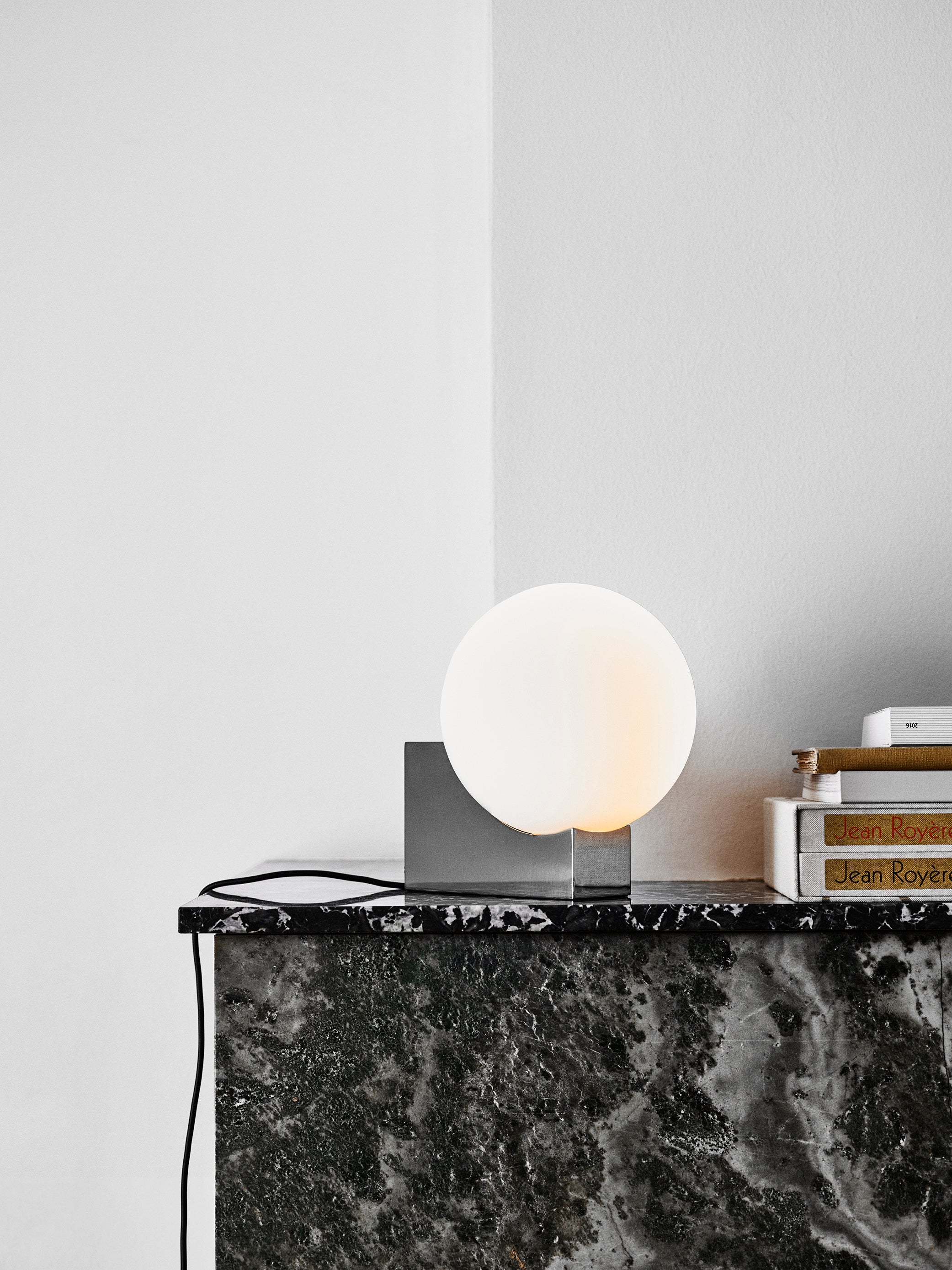 Stolní lampa JOURNEY SH1 s mléčným stínidlem a šedým podstavcem.