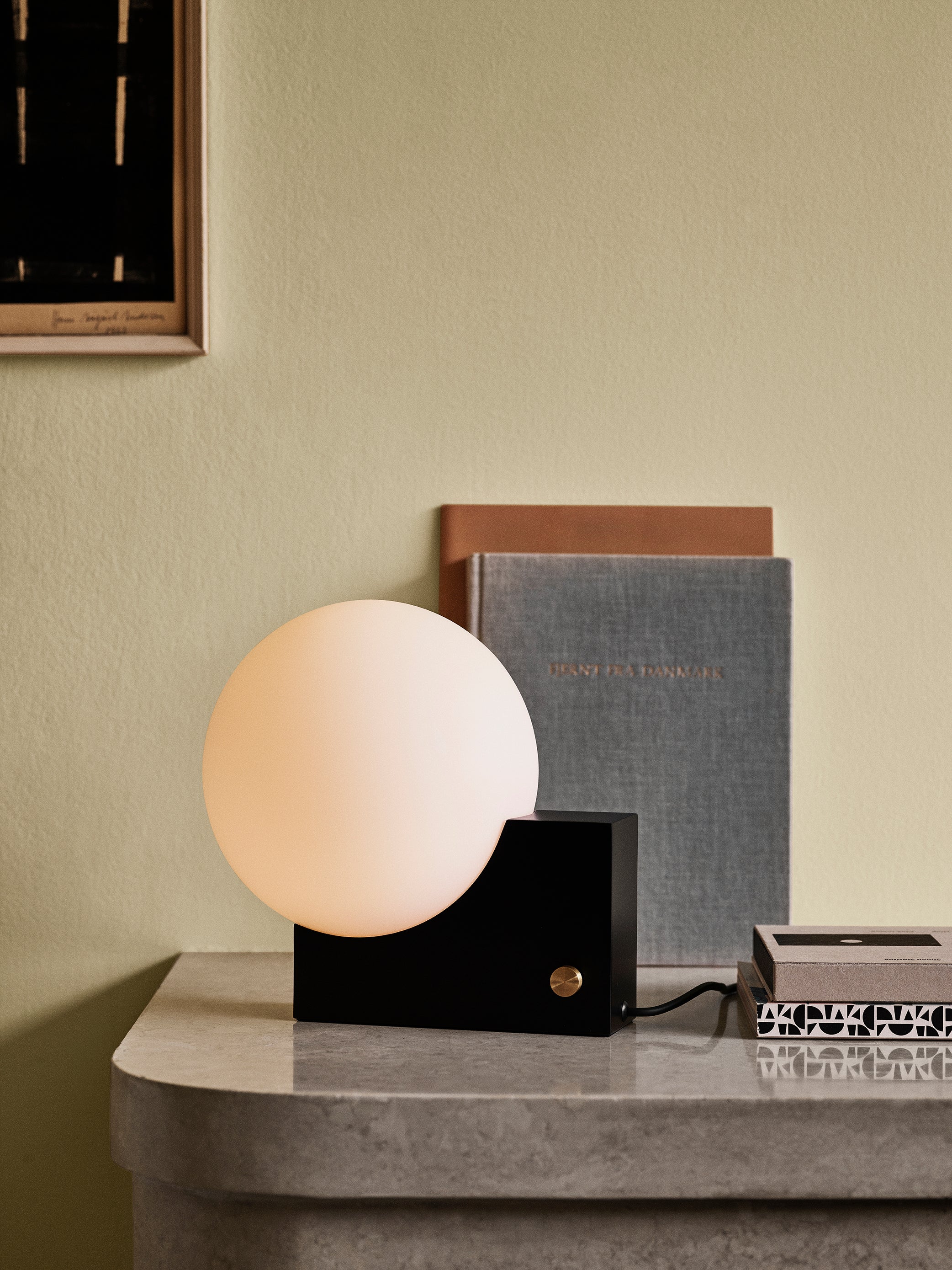 Stolní lampa JOURNEY SH1 s mléčným stínidlem a černým podstavcem.