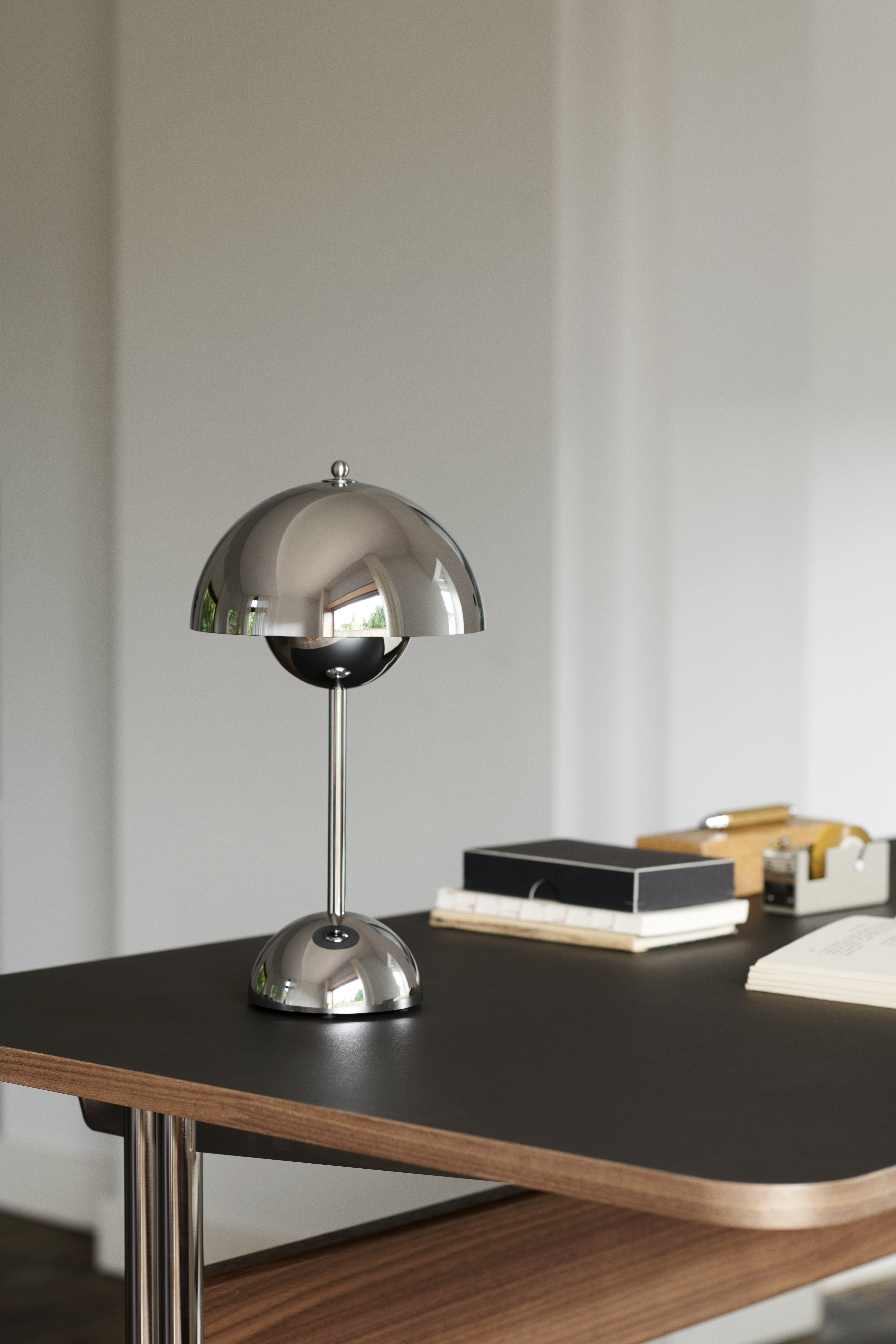 Přenosná lampa FLOWERPOT VP9 v chromovém provedení