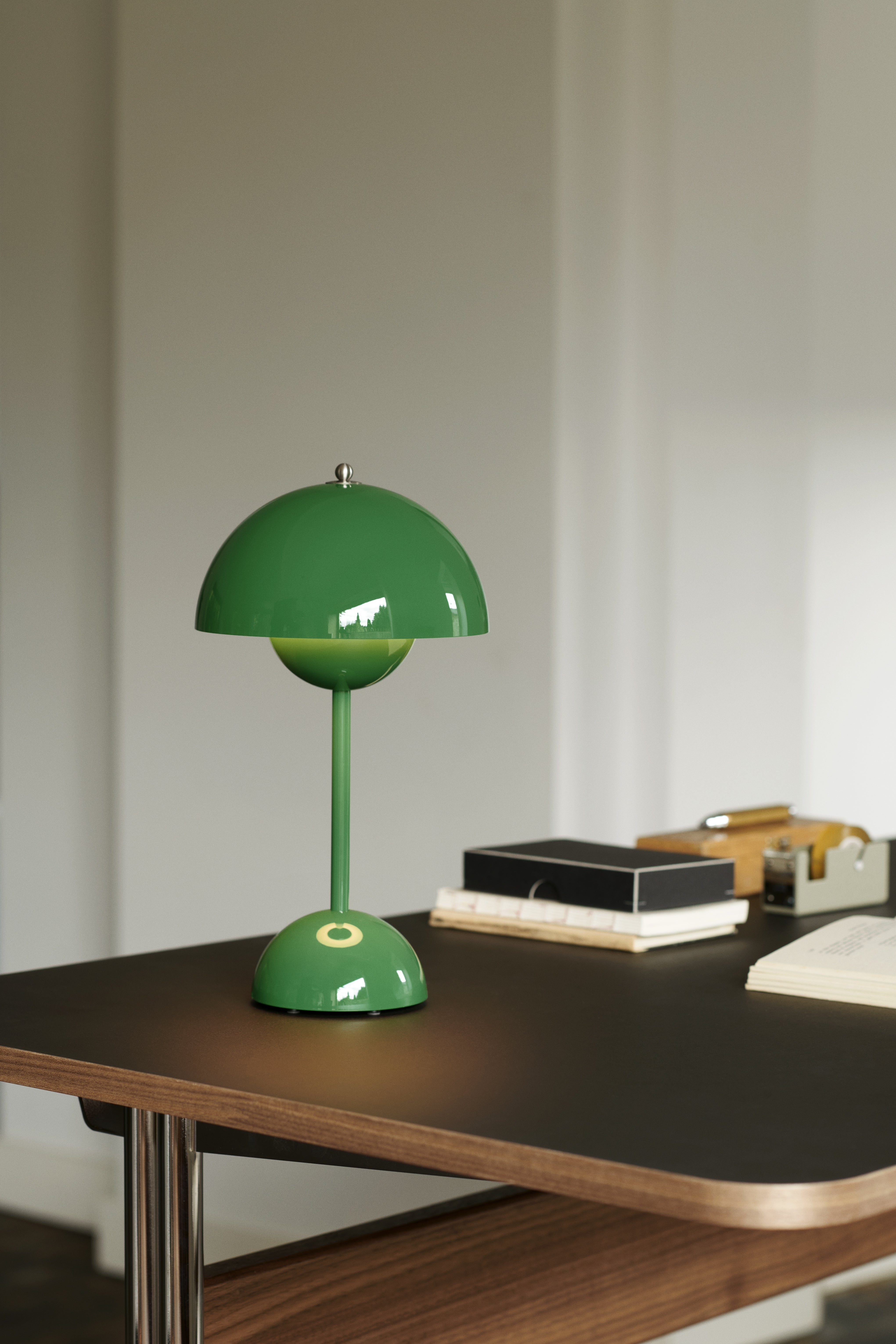 Přenosná lampa FLOWERPOT VP9 v intenzivní zelené barvě