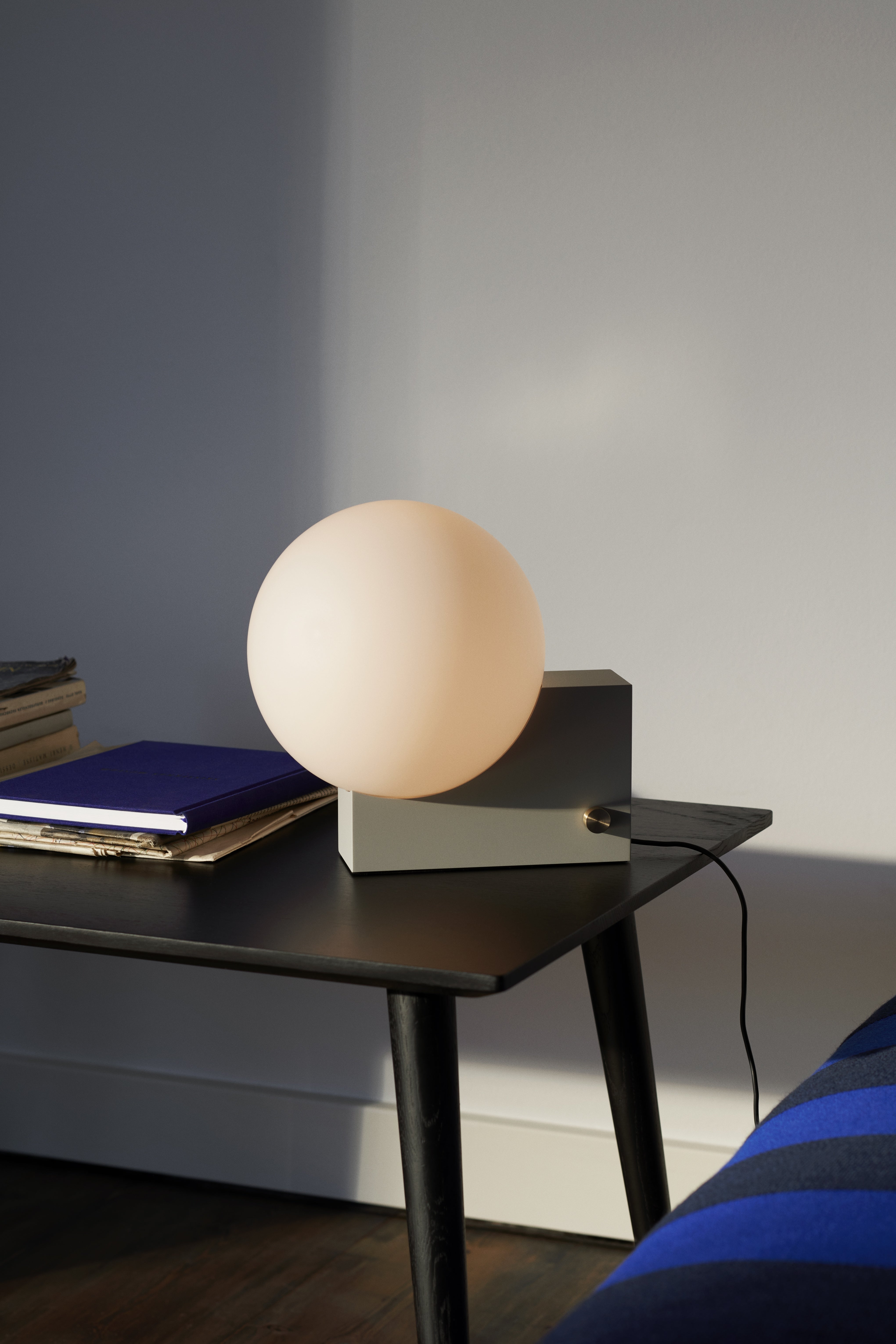 Stolní lampa JOURNEY SH1 s mléčným stínidlem a šedým podstavcem.