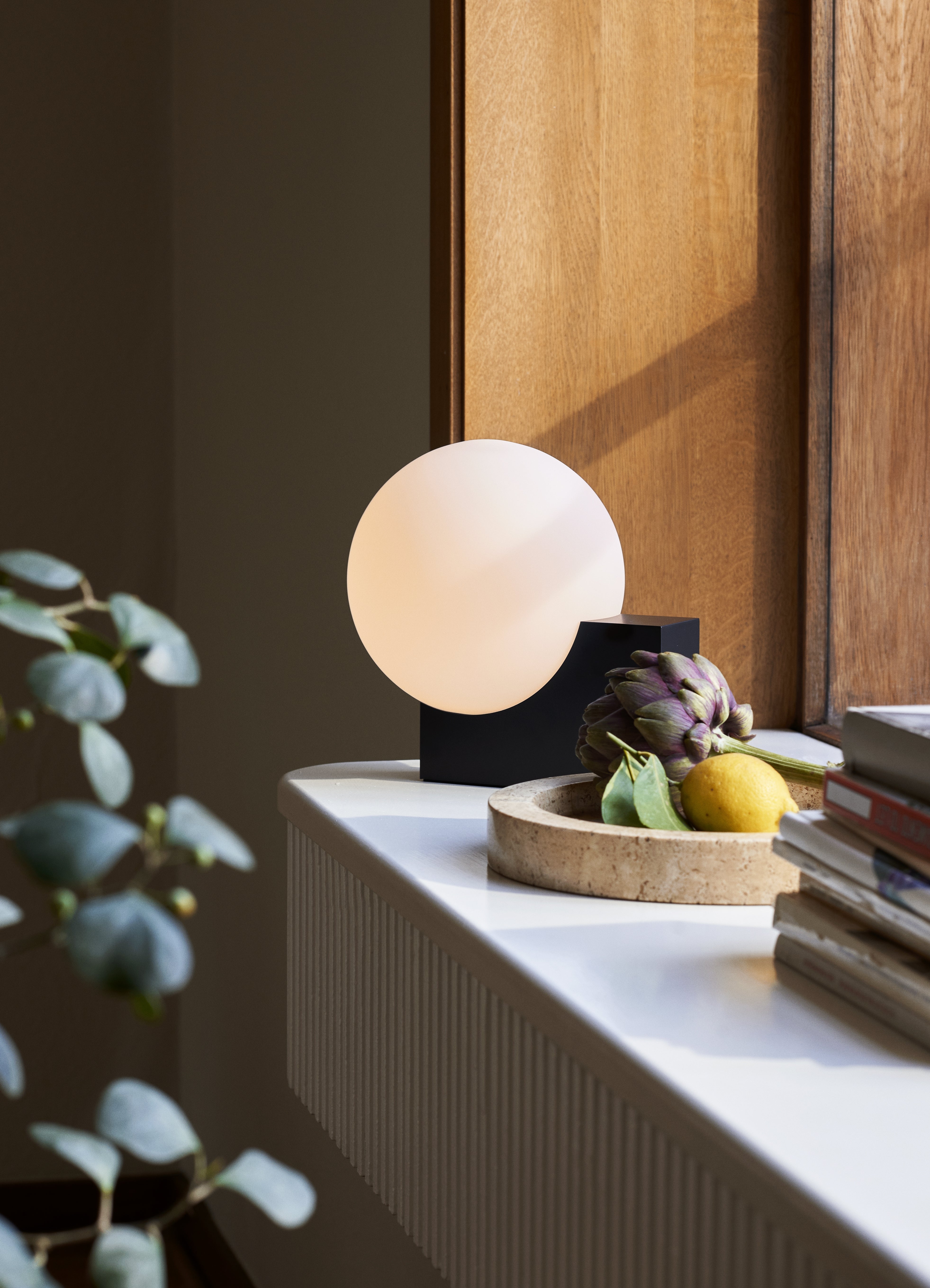 Stolní lampa JOURNEY SH1 s mléčným stínidlem a černým podstavcem.