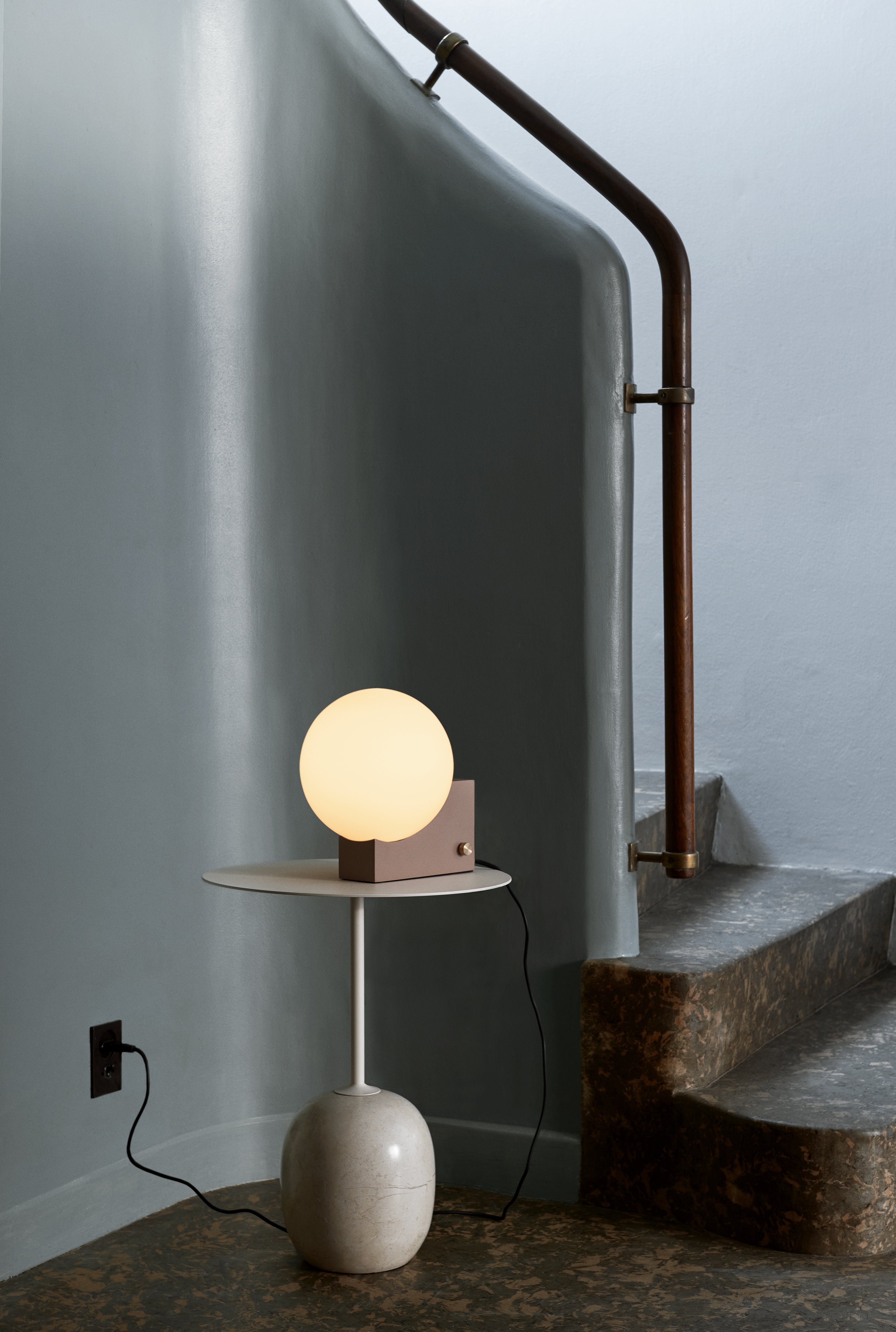Stolní lampa JOURNEY SH1 s mléčným stínidlem a šedým podstavcem.
