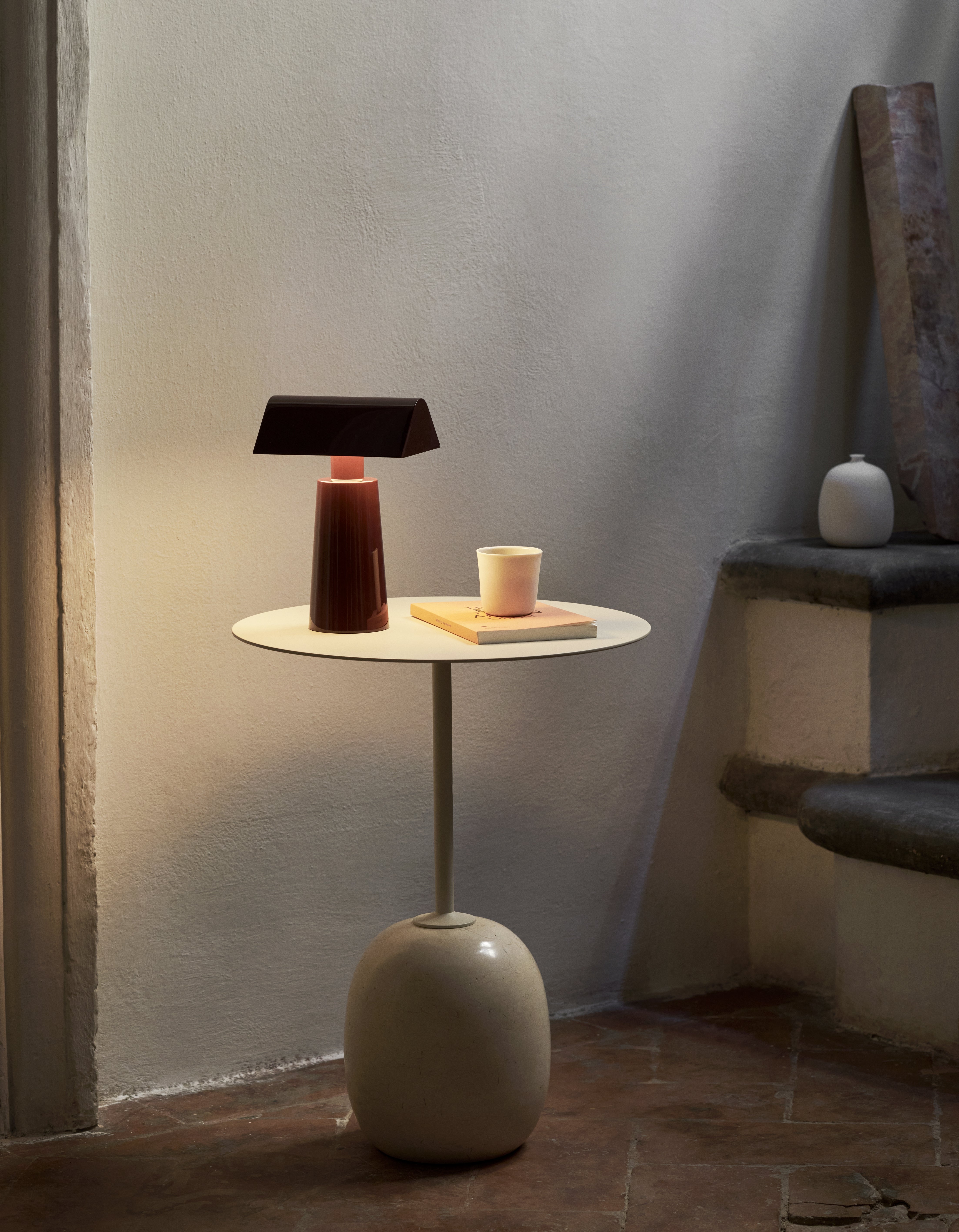 Přenosná lampa CARET MF1 v bordové barvě
