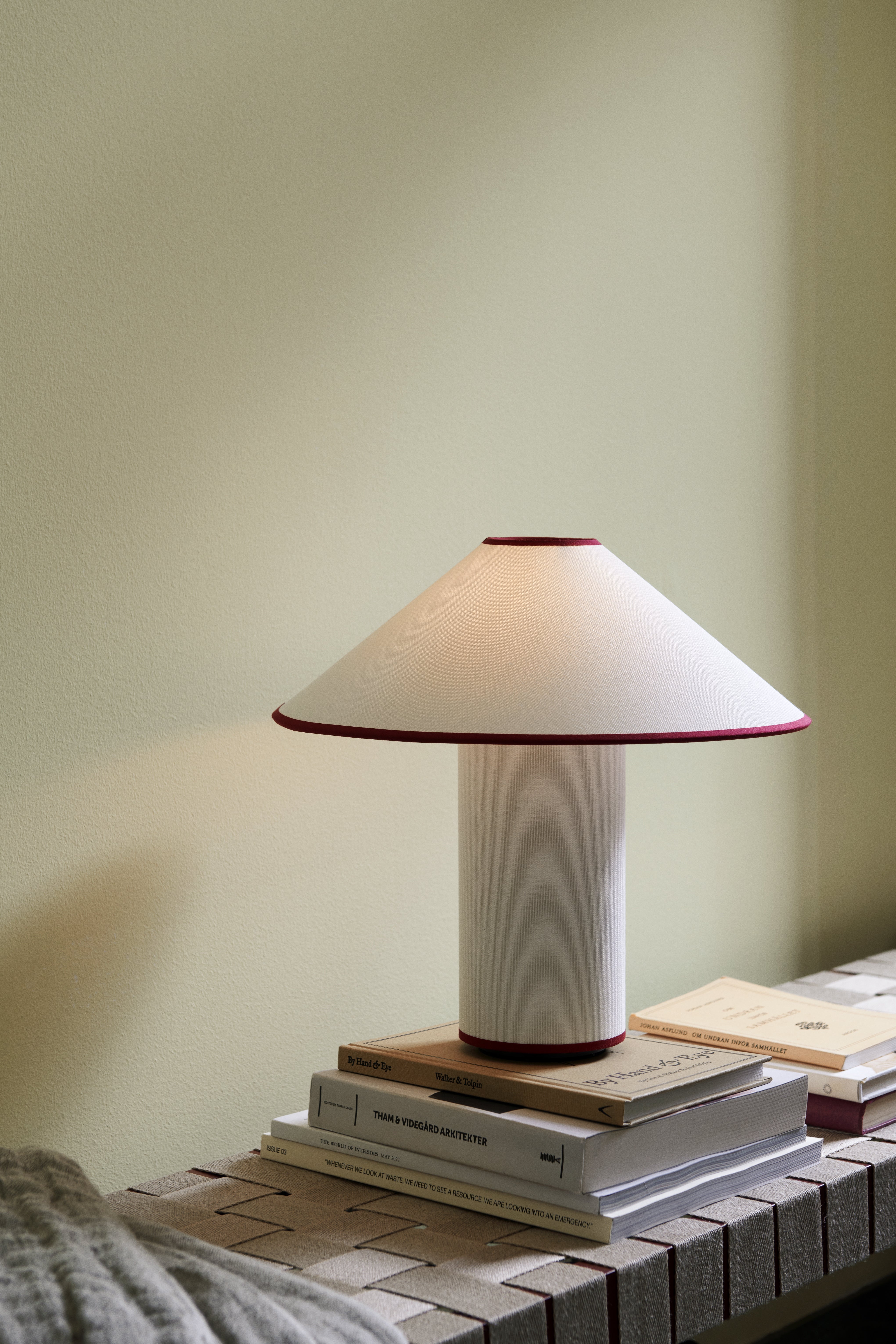Stolní lampa COLETTE ATD6 bílá s červeným zakončením