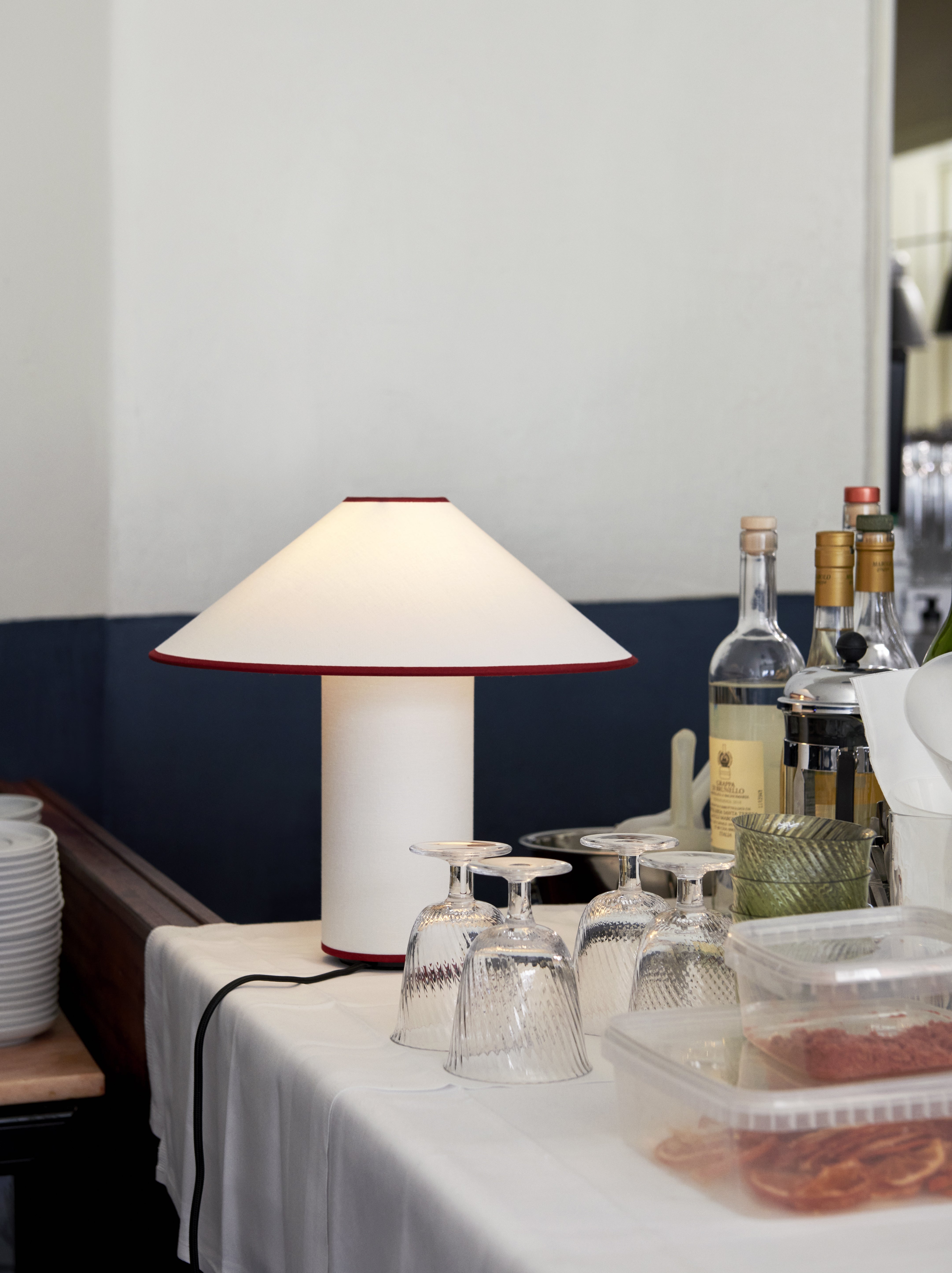 Stolní lampa COLETTE ATD6 bílá s červeným zakončením