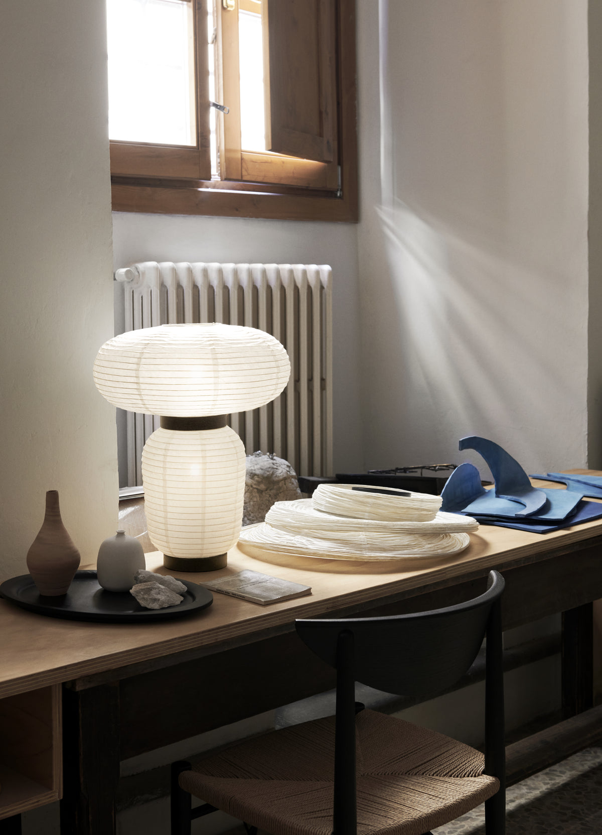 Stolní lampa FORMAKAMI JH18 s bílým papírovým stínidlem a černým dubovým povrchem