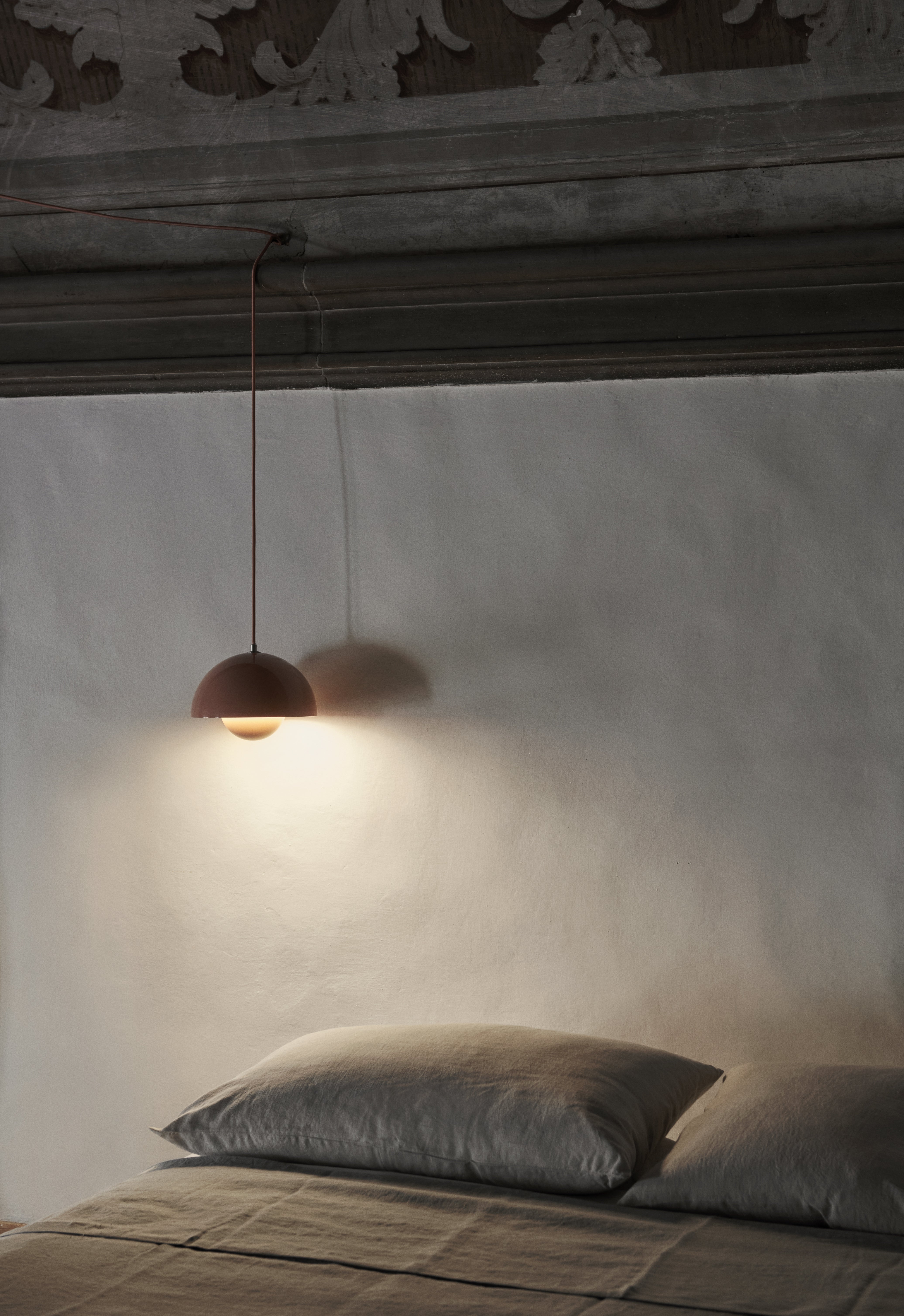 Lampa visící FLOWERPOT vínově červená