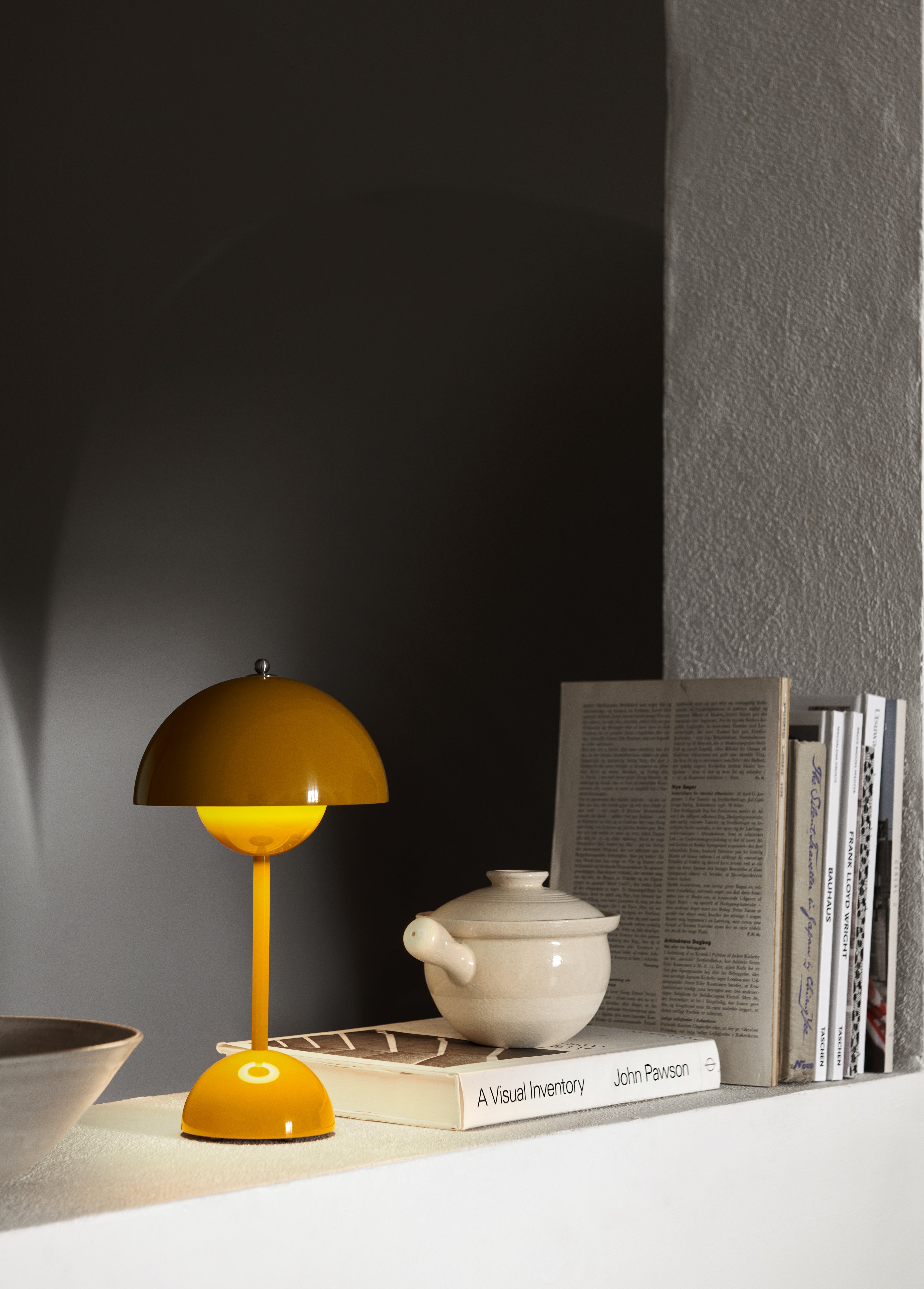 Přenosná lampa FLOWERPOT VP9 v hořčicové barvě