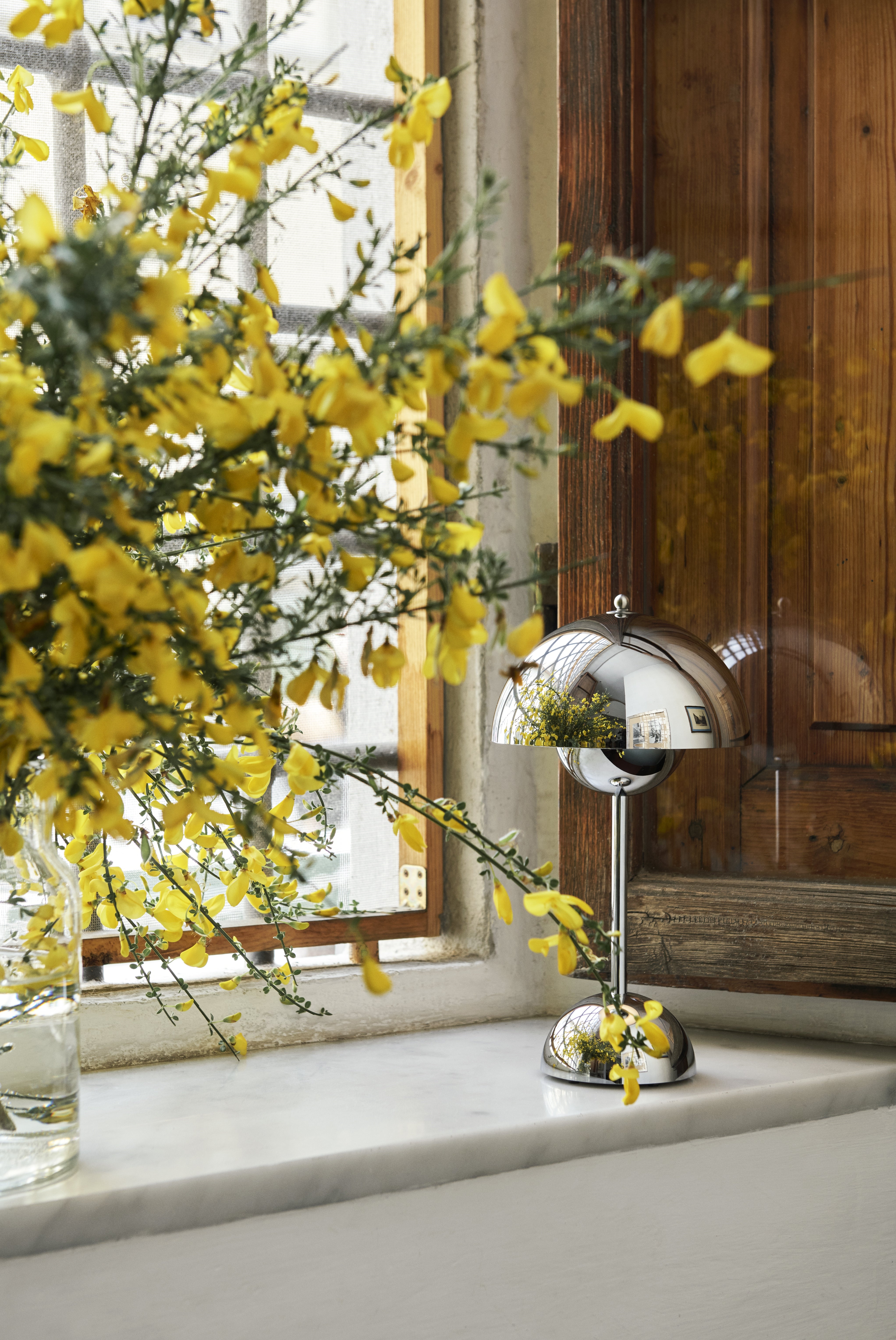 Přenosná lampa FLOWERPOT VP9 v chromovém provedení