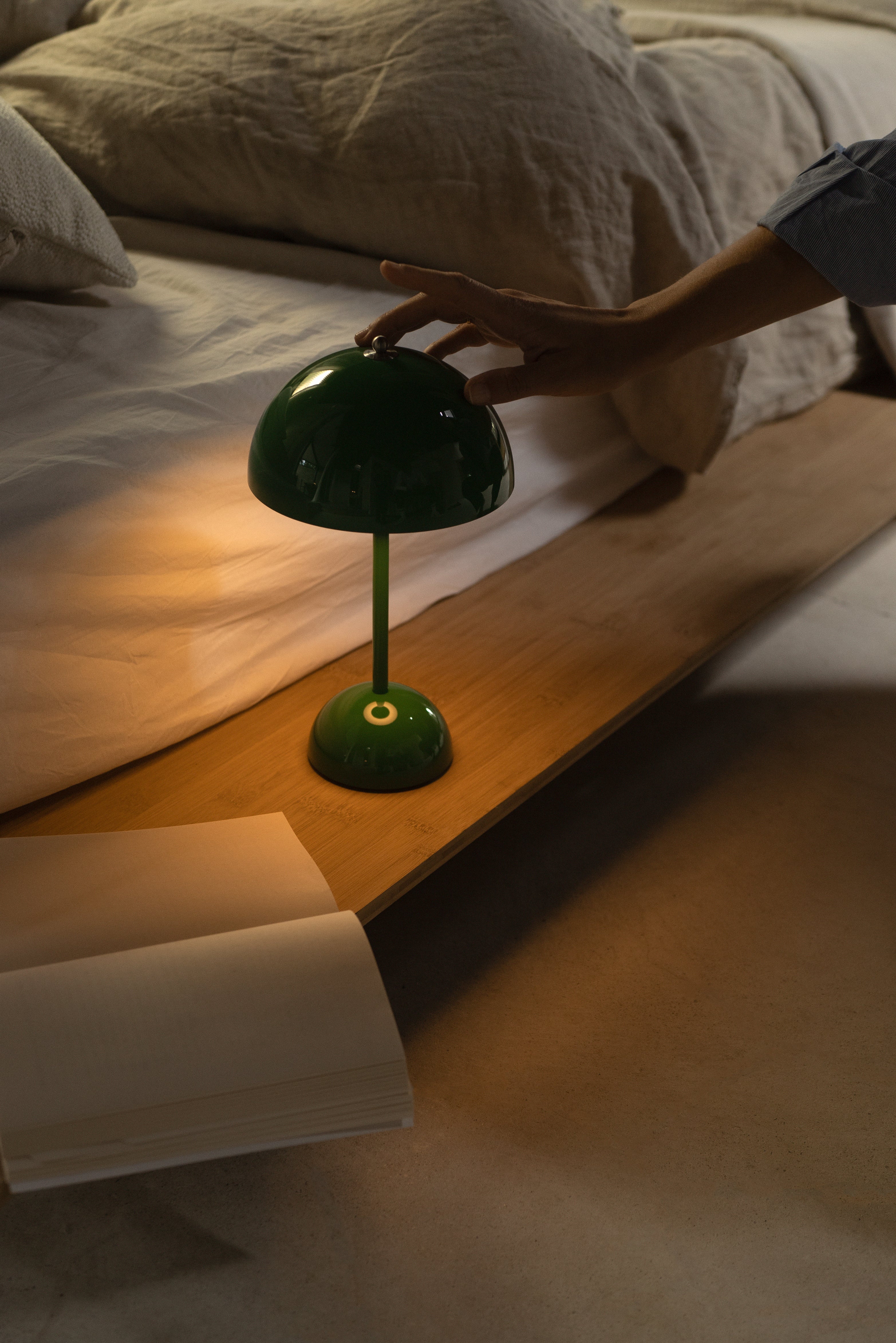 Přenosná lampa FLOWERPOT VP9 v intenzivní zelené barvě