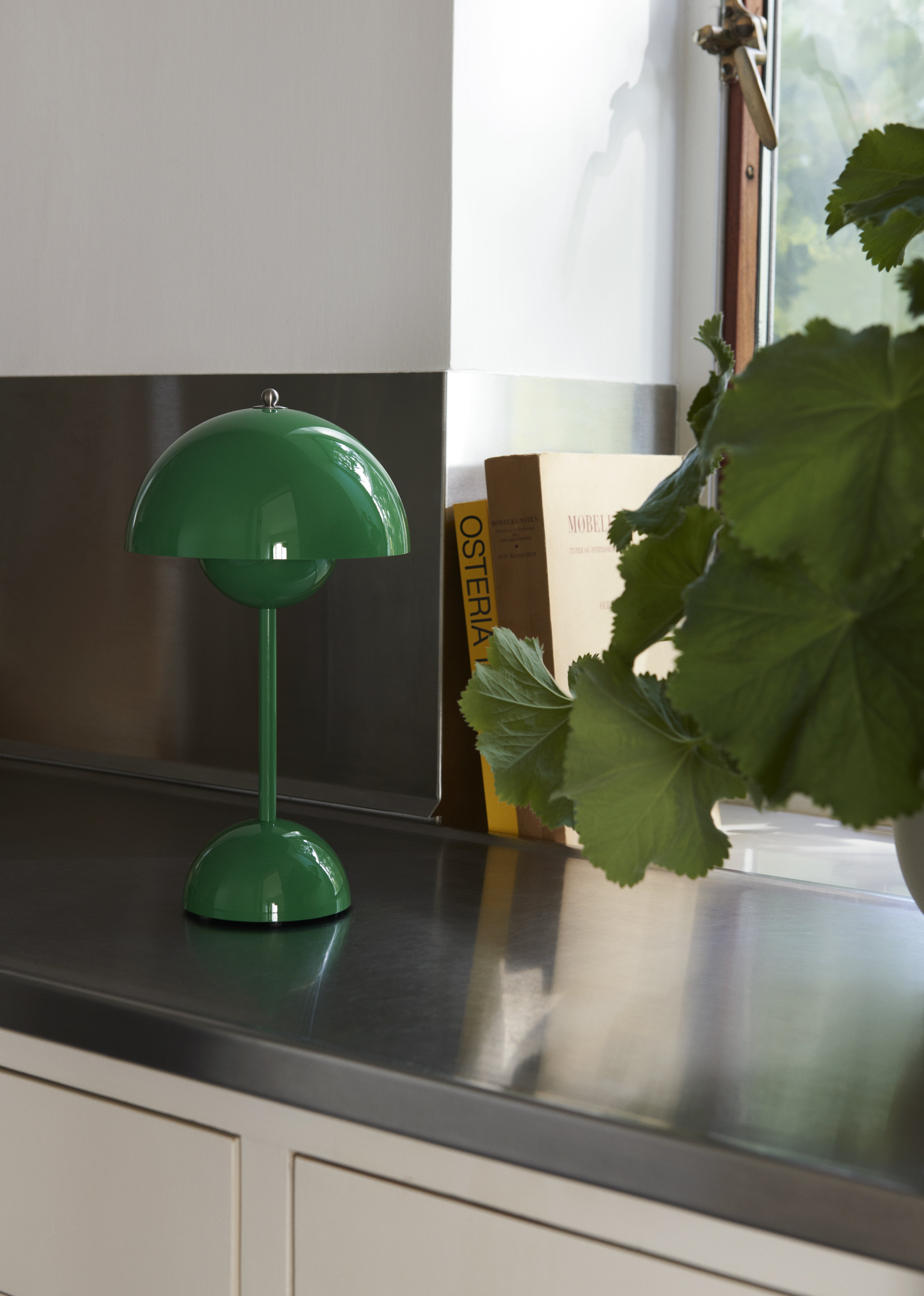Přenosná lampa FLOWERPOT VP9 v intenzivní zelené barvě