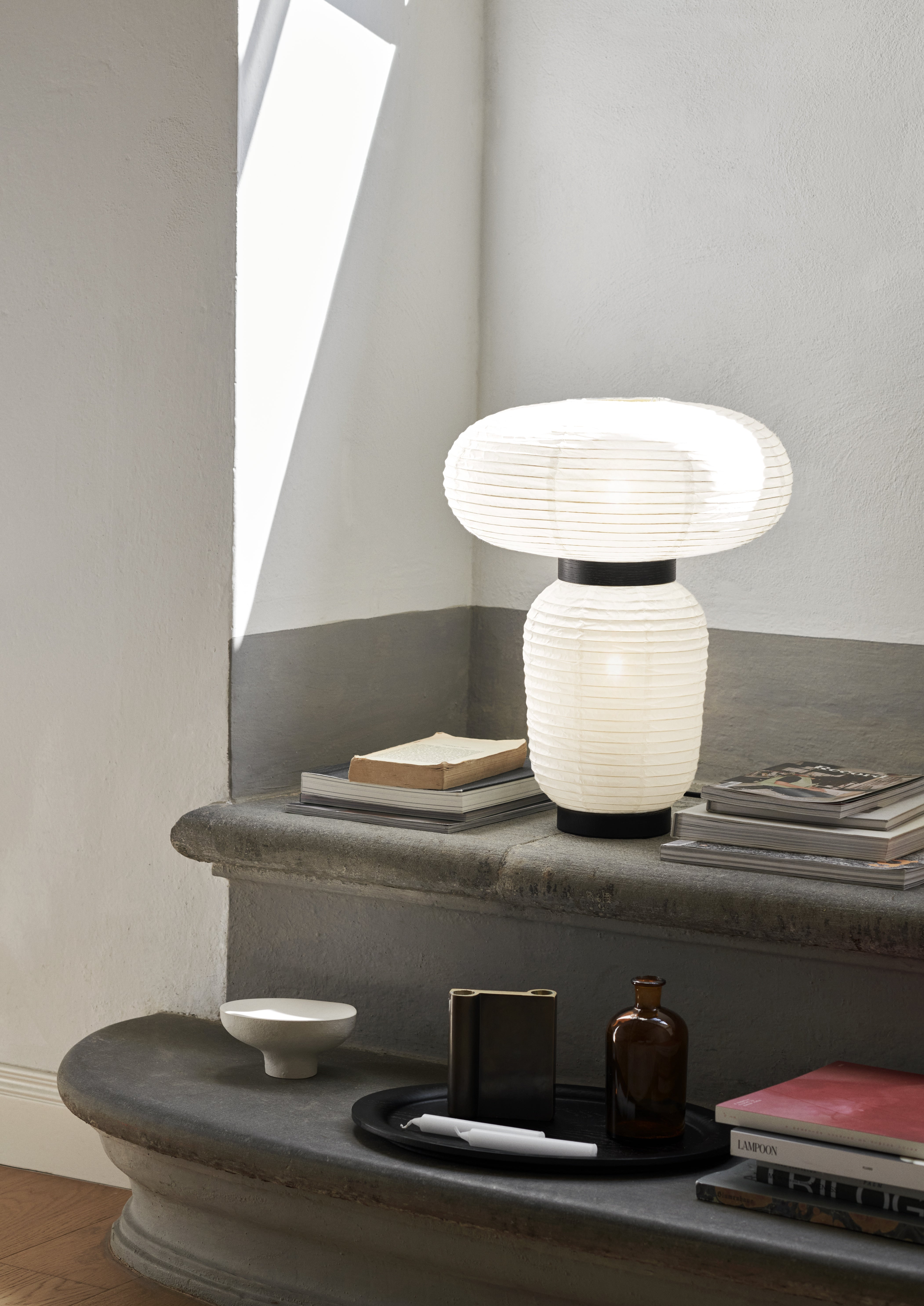 Stolní lampa FORMAKAMI JH18 s bílým papírovým stínidlem a černým dubovým povrchem