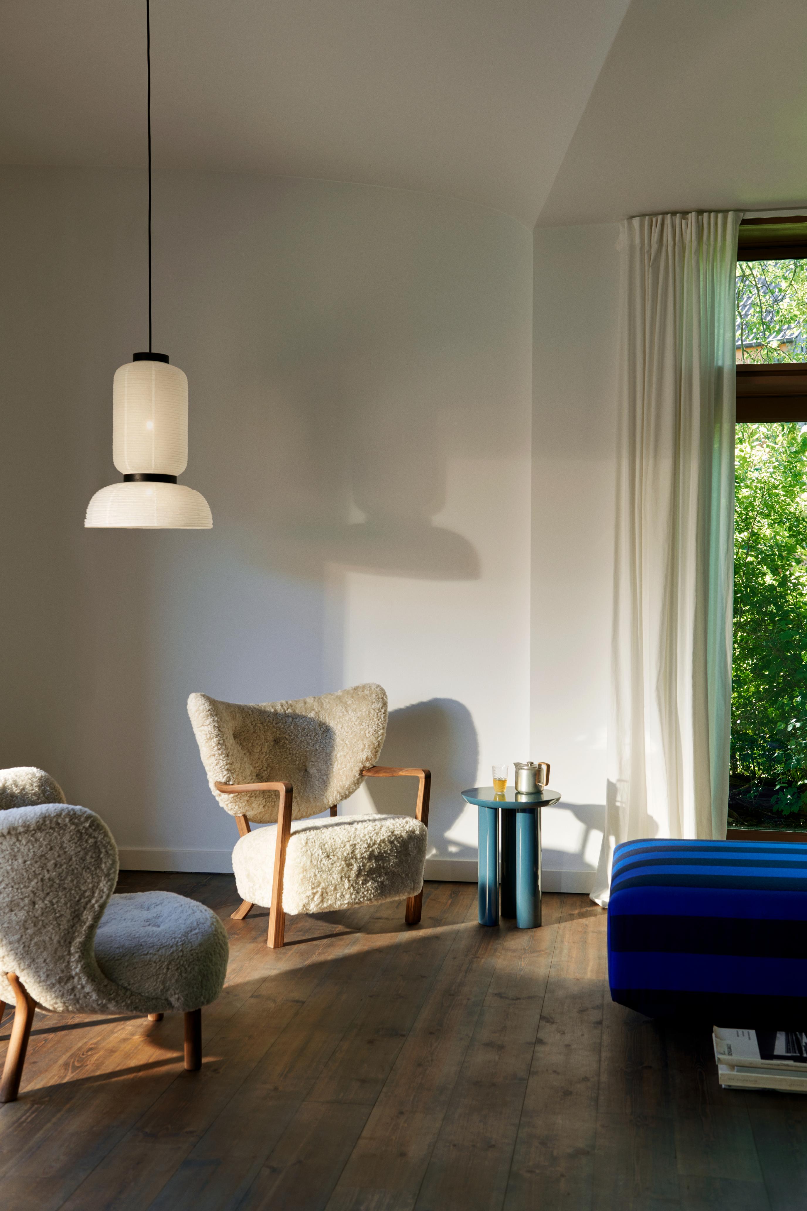 Lampa visící FORMAKAMI JH3 s bílým papírovým stínidlem a černým dubovým povrchem.