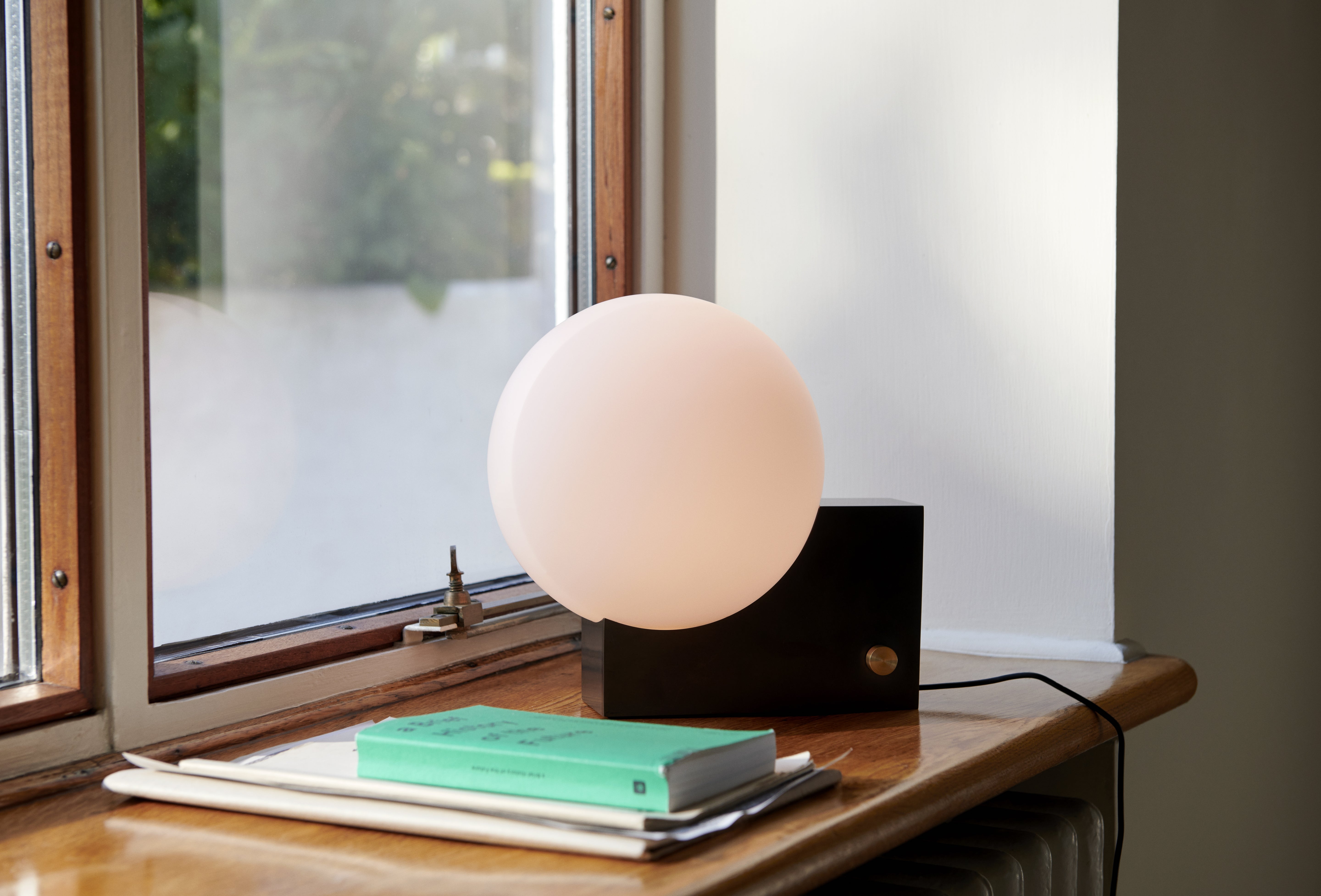 Stolní lampa JOURNEY SH1 s mléčným stínidlem a černým podstavcem.