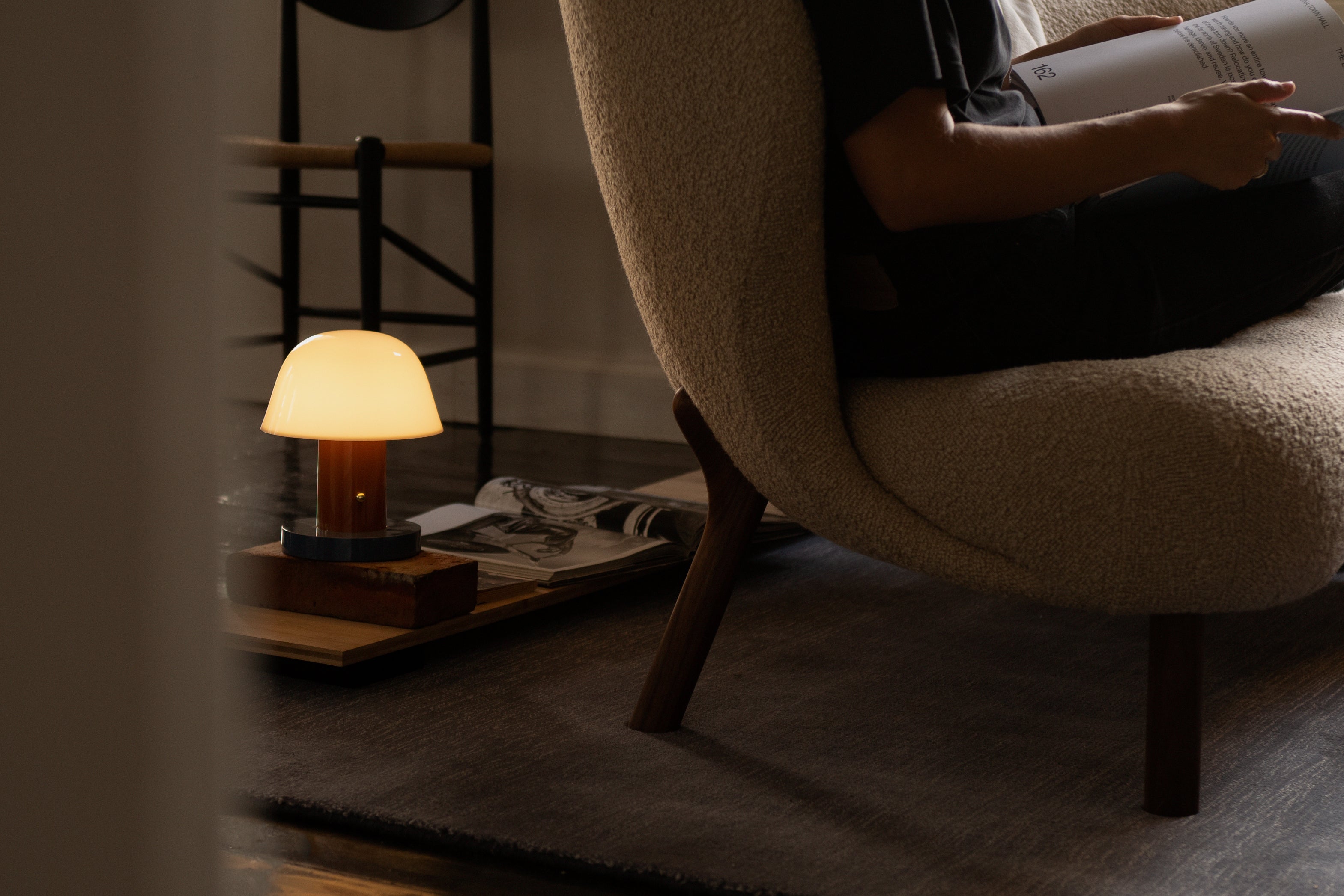 Lampa prenosná SETAGO JH27 s krémovým stínidlem a oranžovo-modrým podstavcem.
