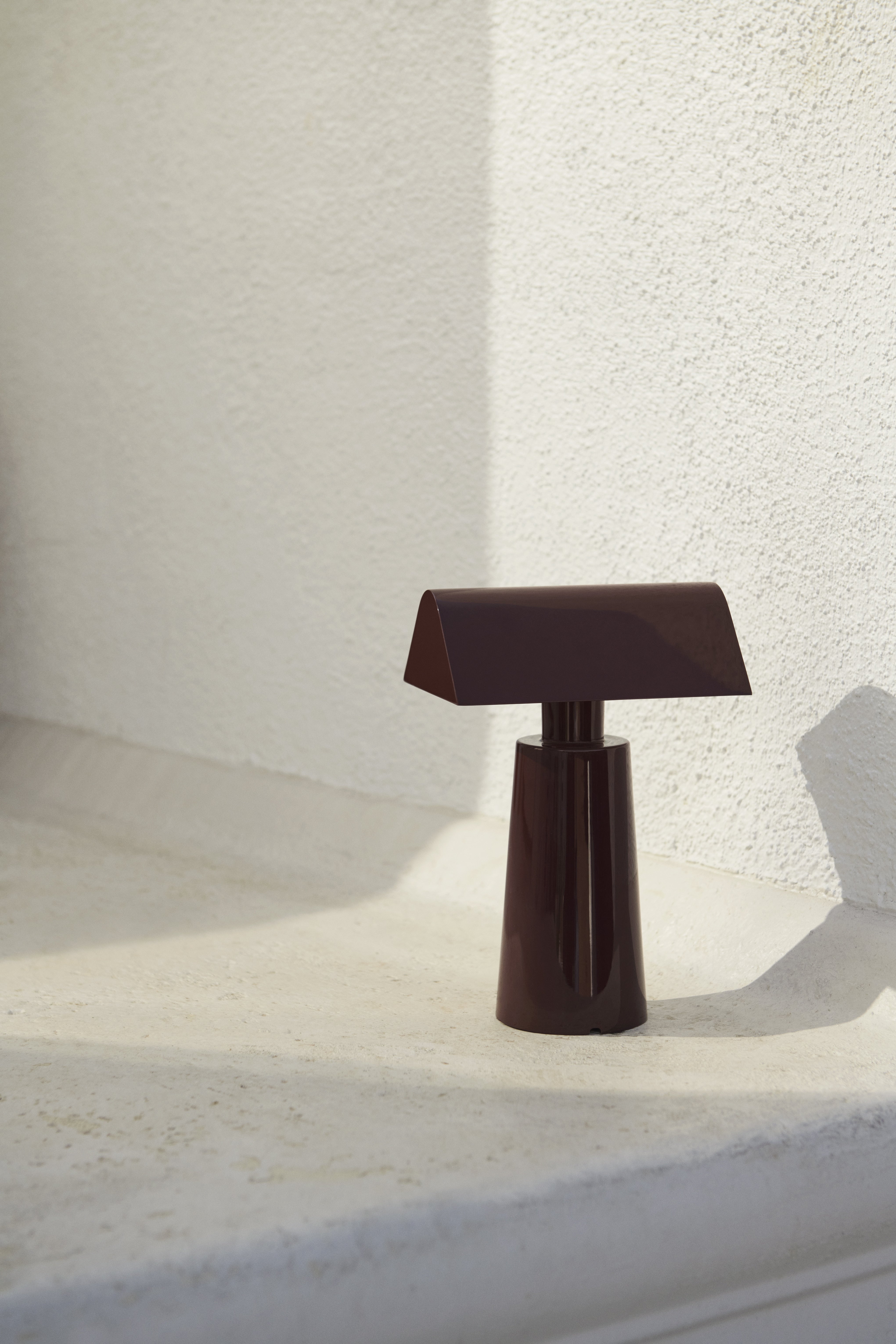 Přenosná lampa CARET MF1 v bordové barvě