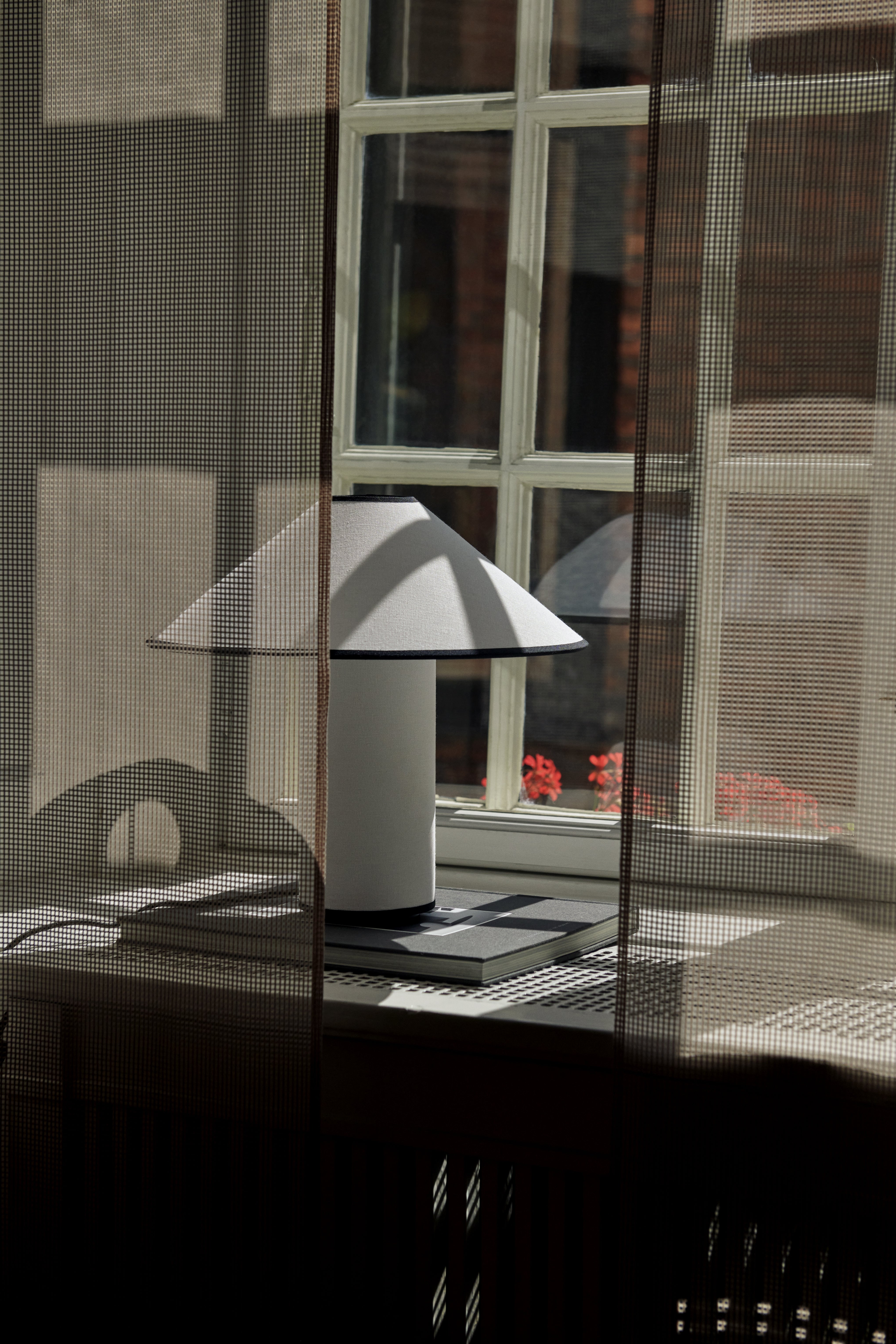 Stolní lampa COLETTE ATD6 bílá s červeným zakončením