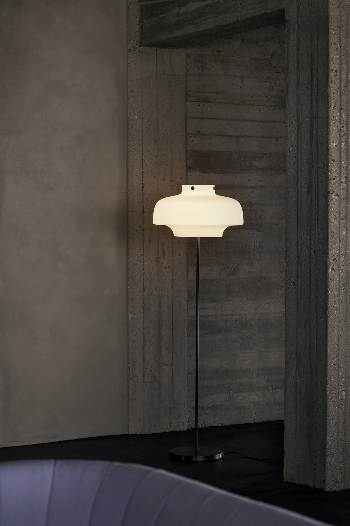 Podlahová lampa COPENHAGEN SC14 s opálovým stínidlem a bronzově mosazným podstavcem