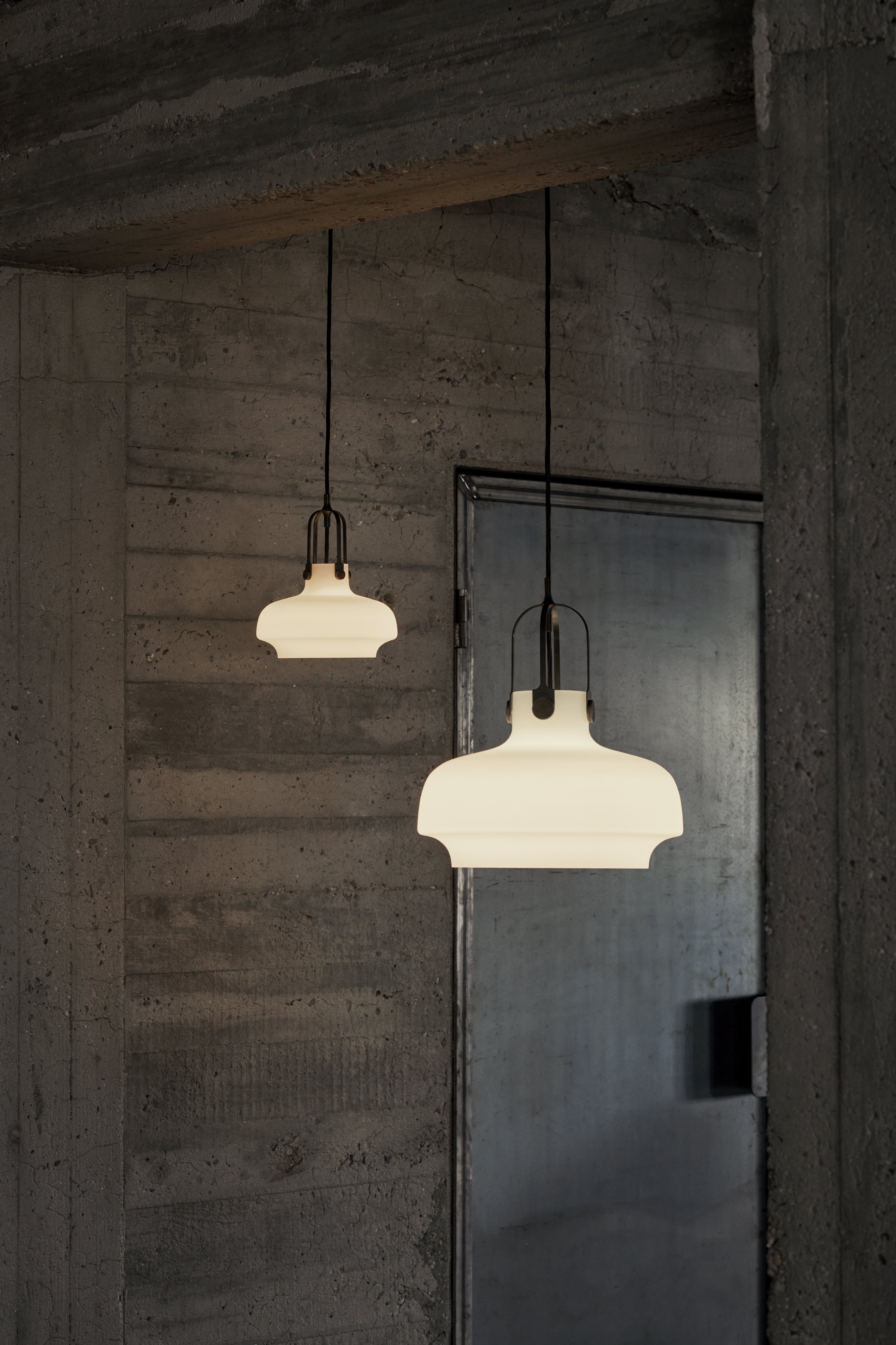 Lampa visící COPENHAGEN s opálovým stínidlem a hnědým povrchem.