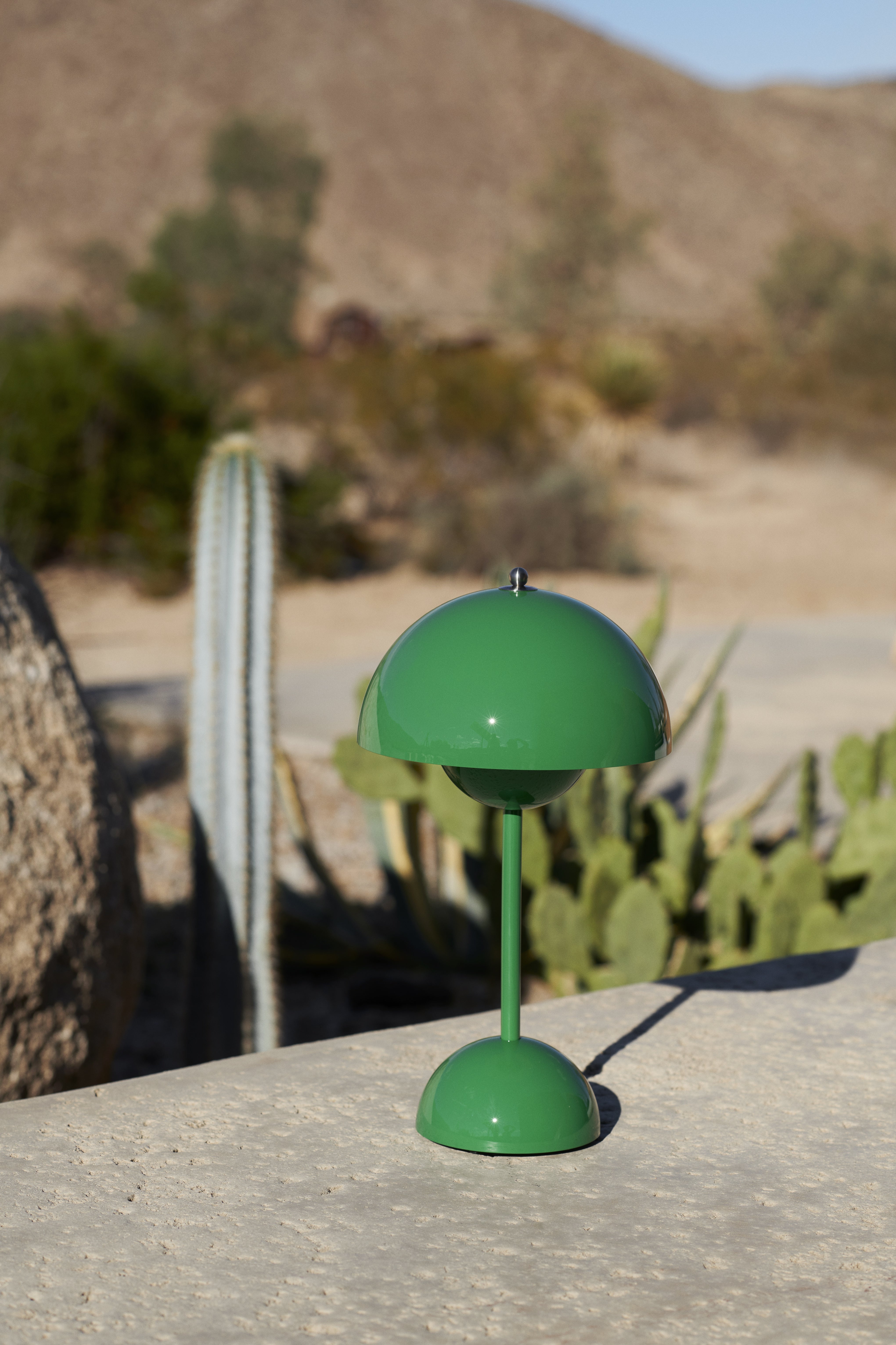 Přenosná lampa FLOWERPOT VP9 v intenzivní zelené barvě