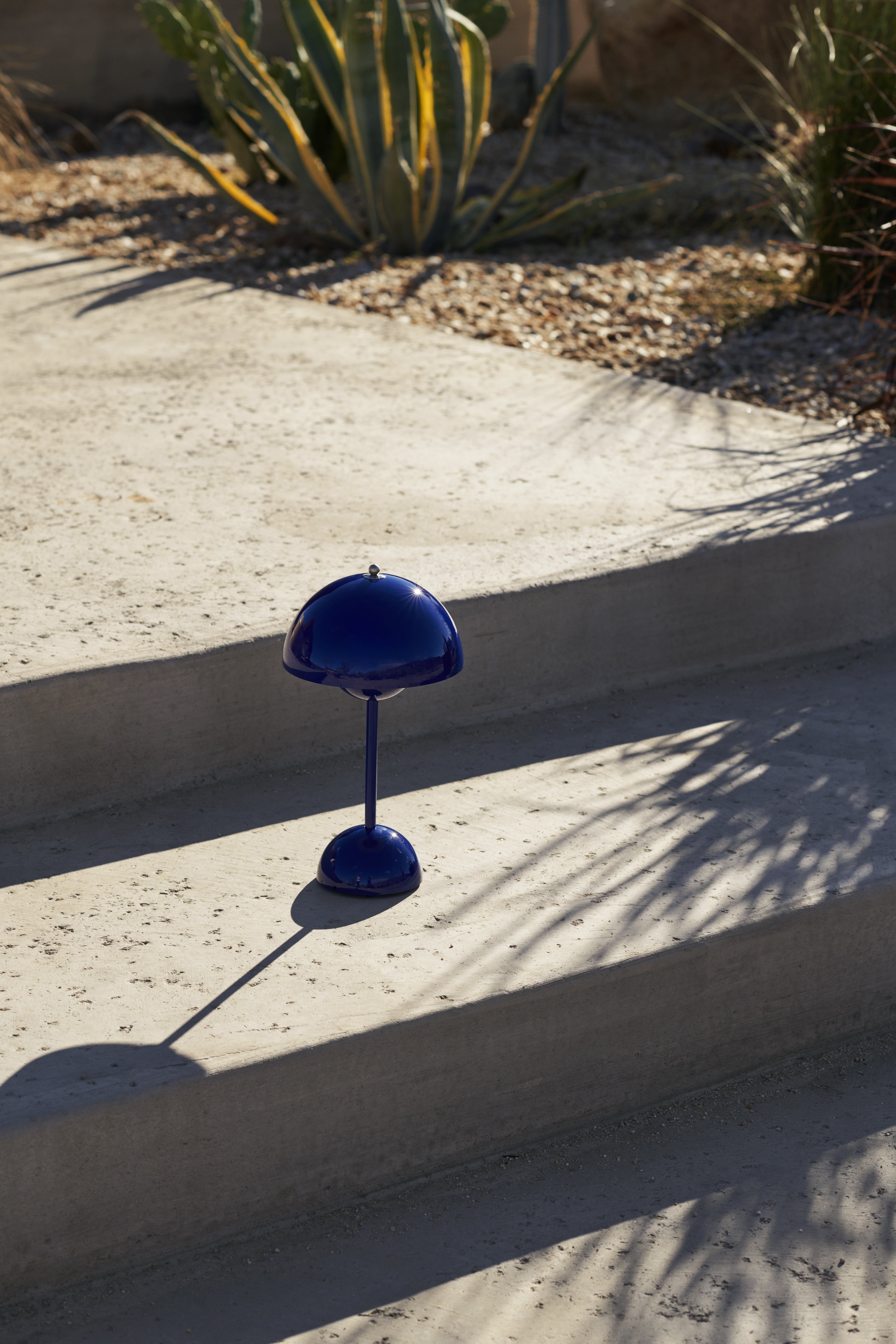 Přenosná lampa FLOWERPOT VP9 v kobaltové barvě
