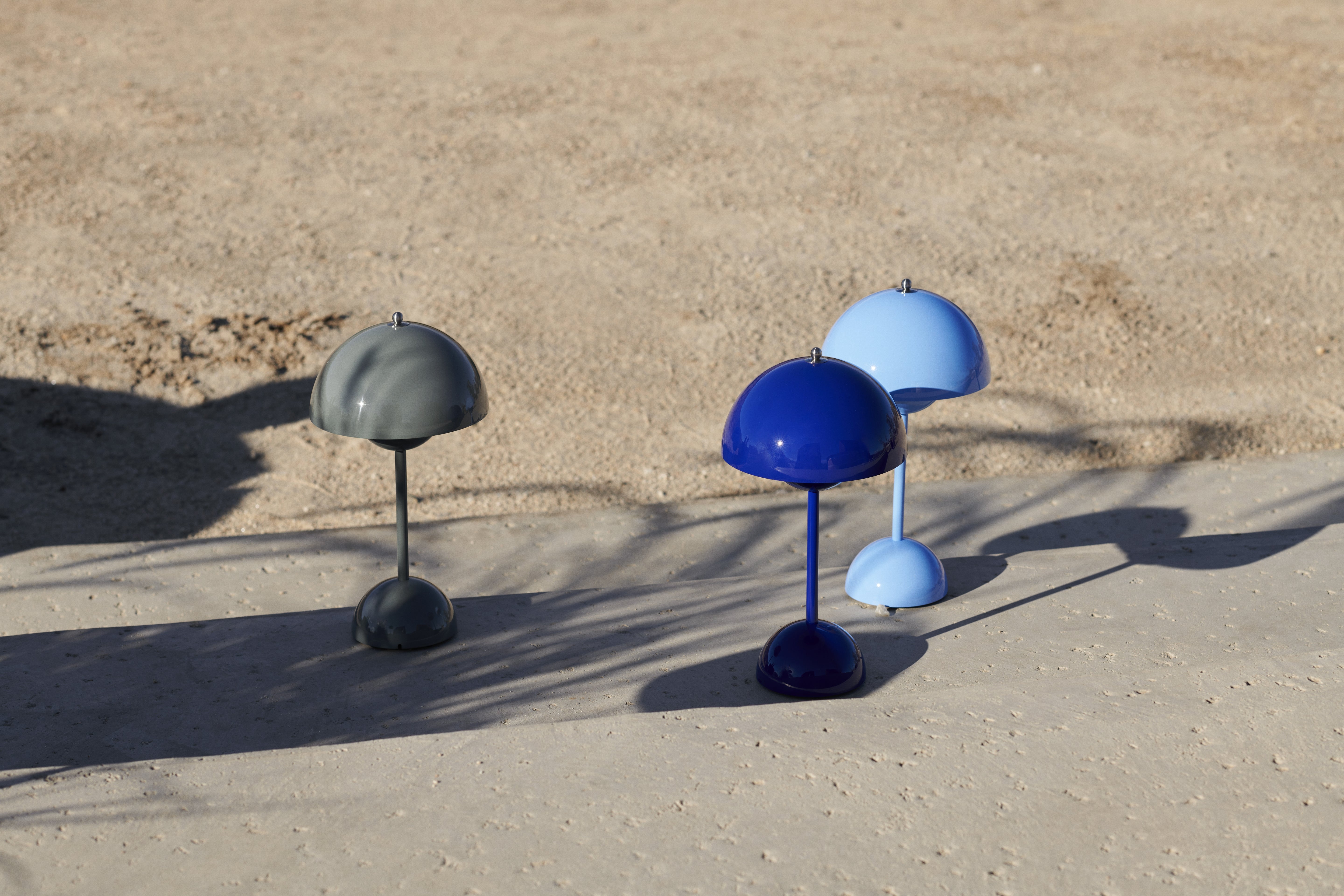 Přenosná lampa FLOWERPOT VP9 v kobaltové barvě