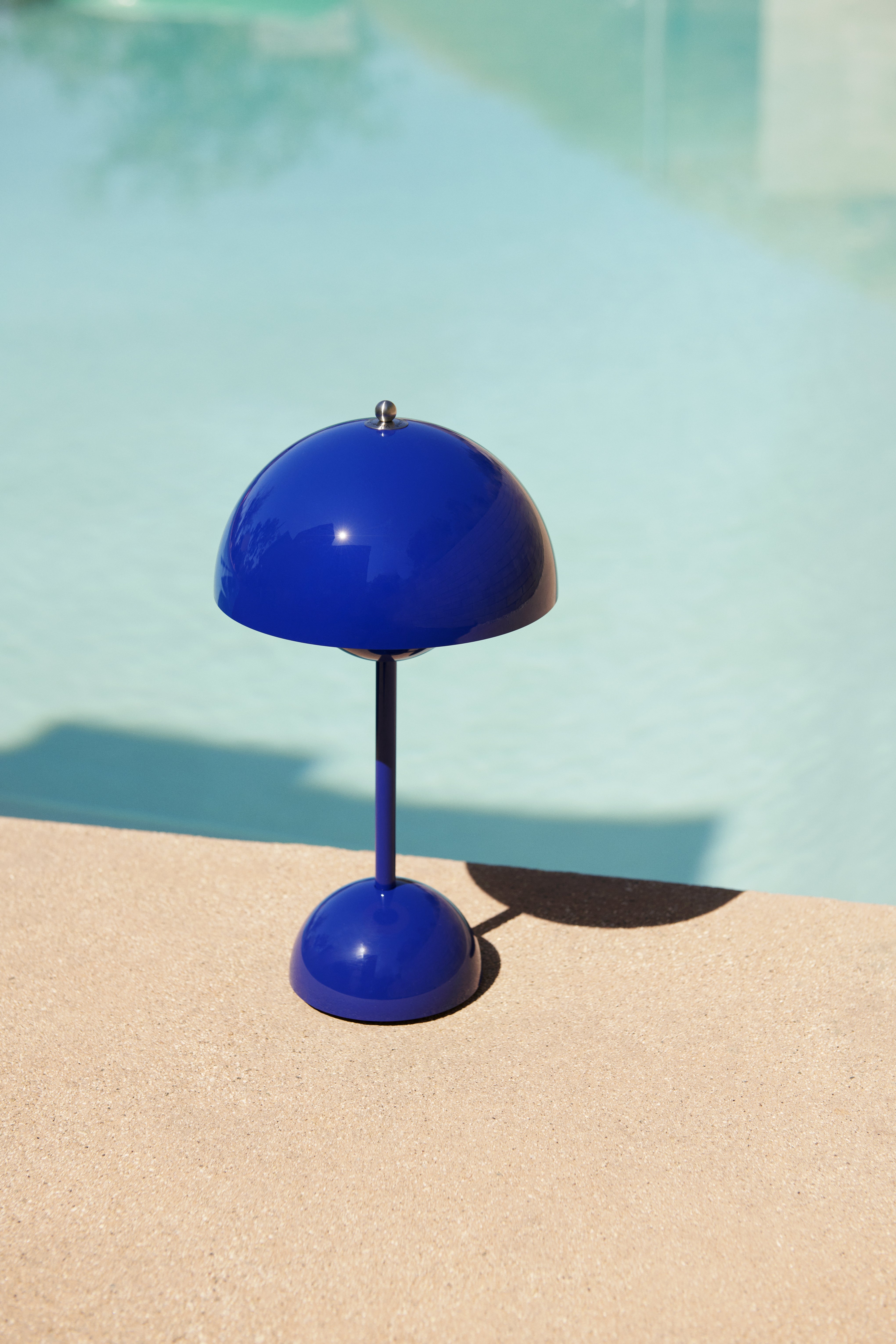Přenosná lampa FLOWERPOT VP9 v kobaltové barvě