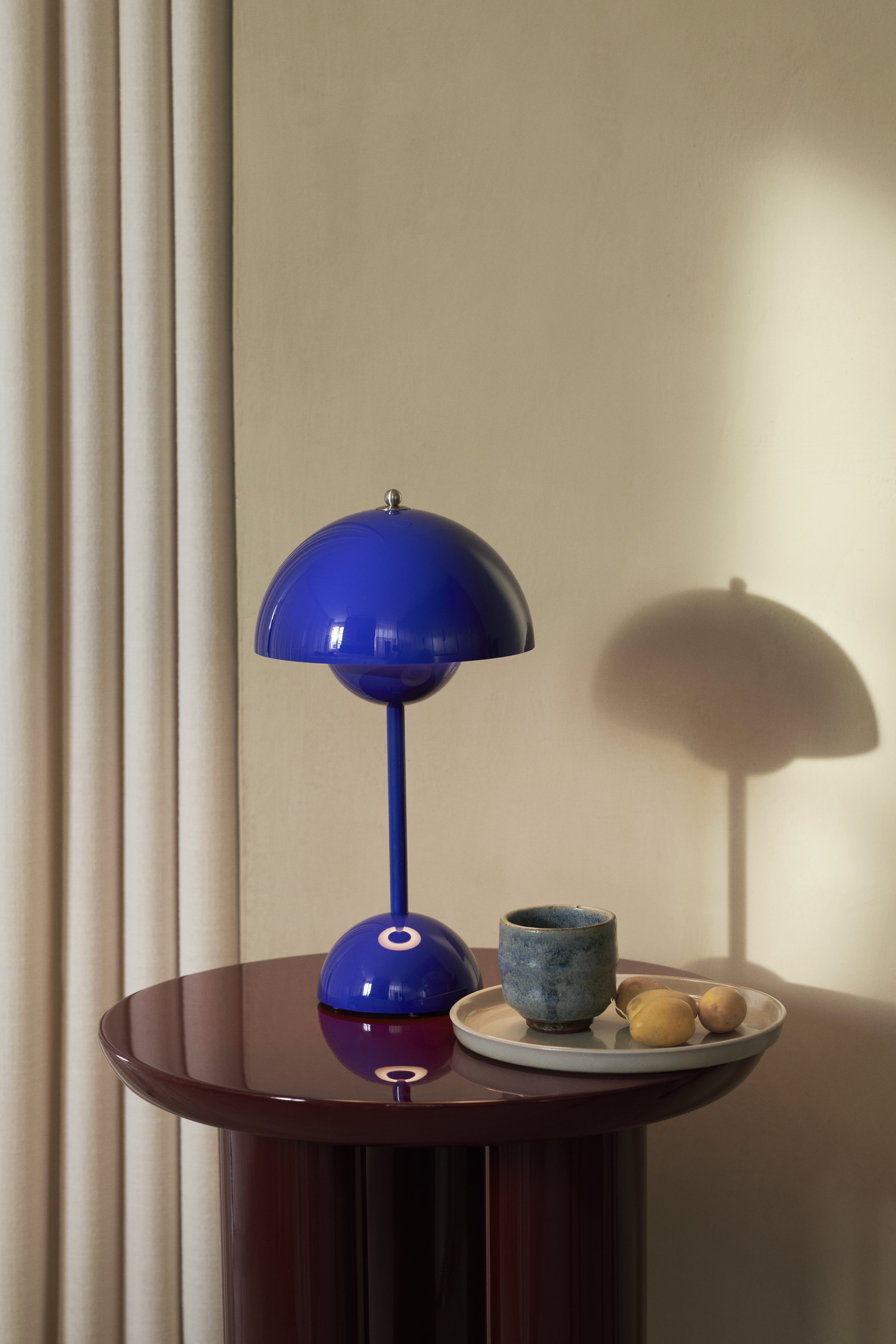 Přenosná lampa FLOWERPOT VP9 v kobaltové barvě