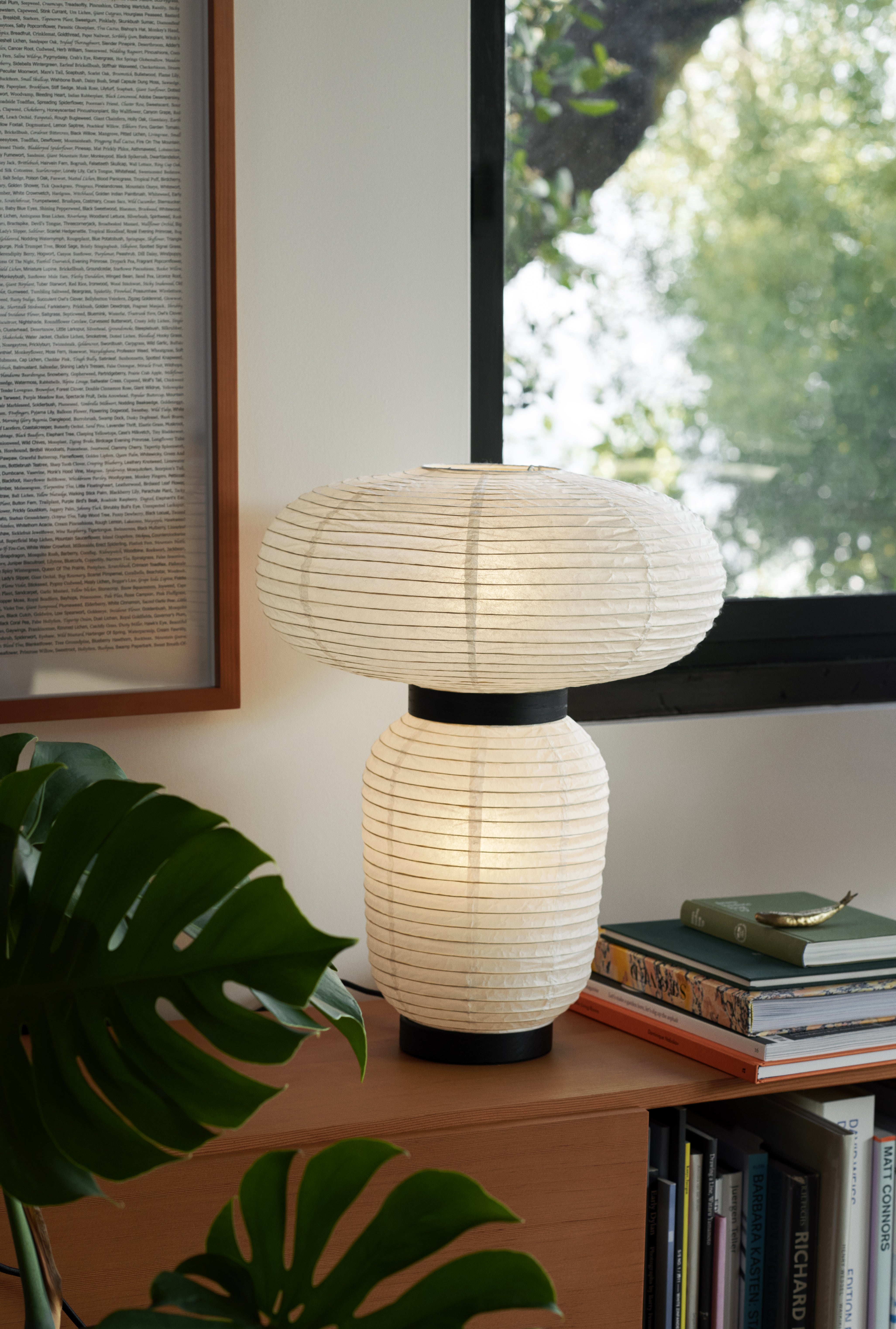 Stolní lampa FORMAKAMI JH18 s bílým papírovým stínidlem a černým dubovým povrchem