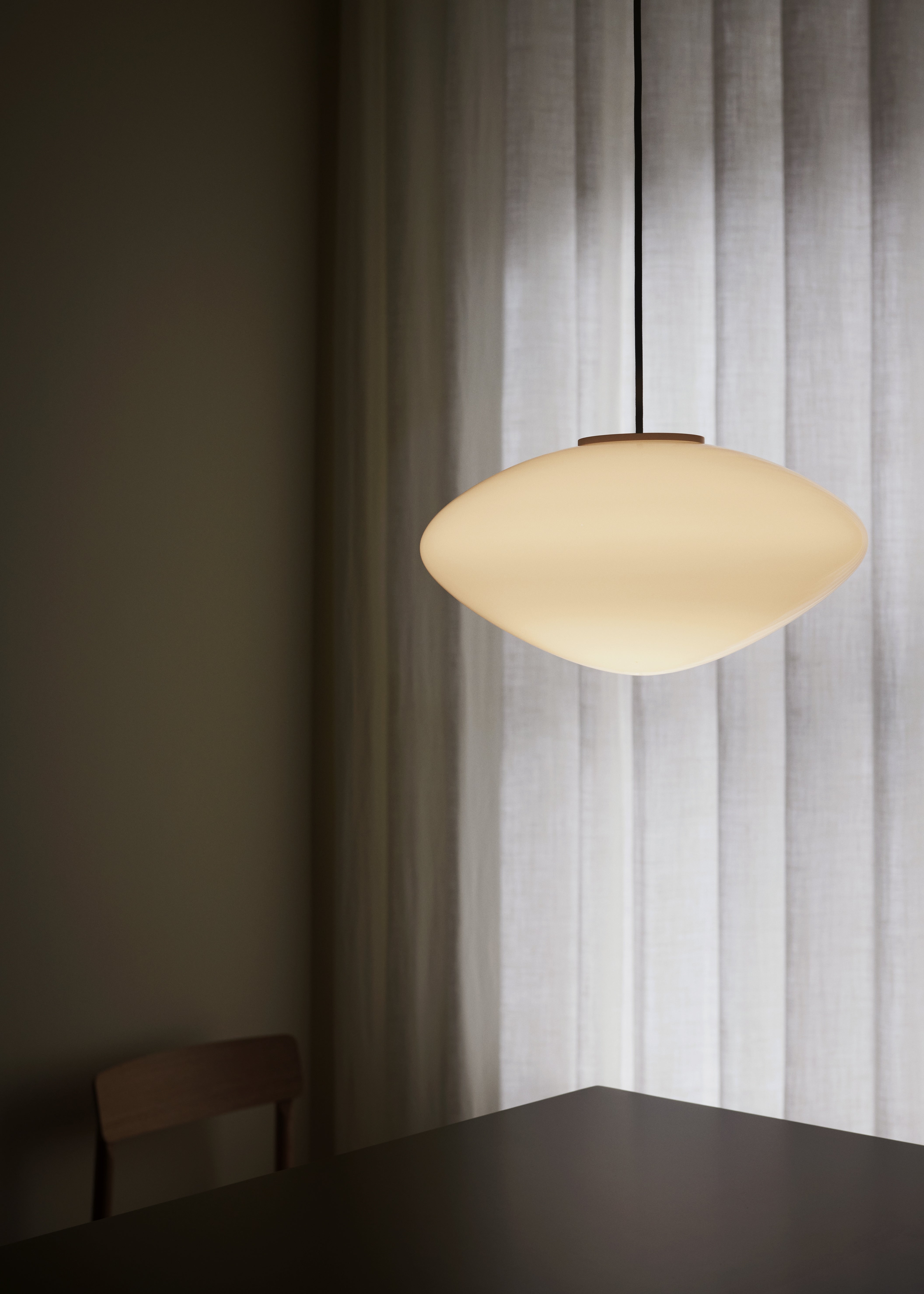 Lampa visící MIST s opálovým stínidlem