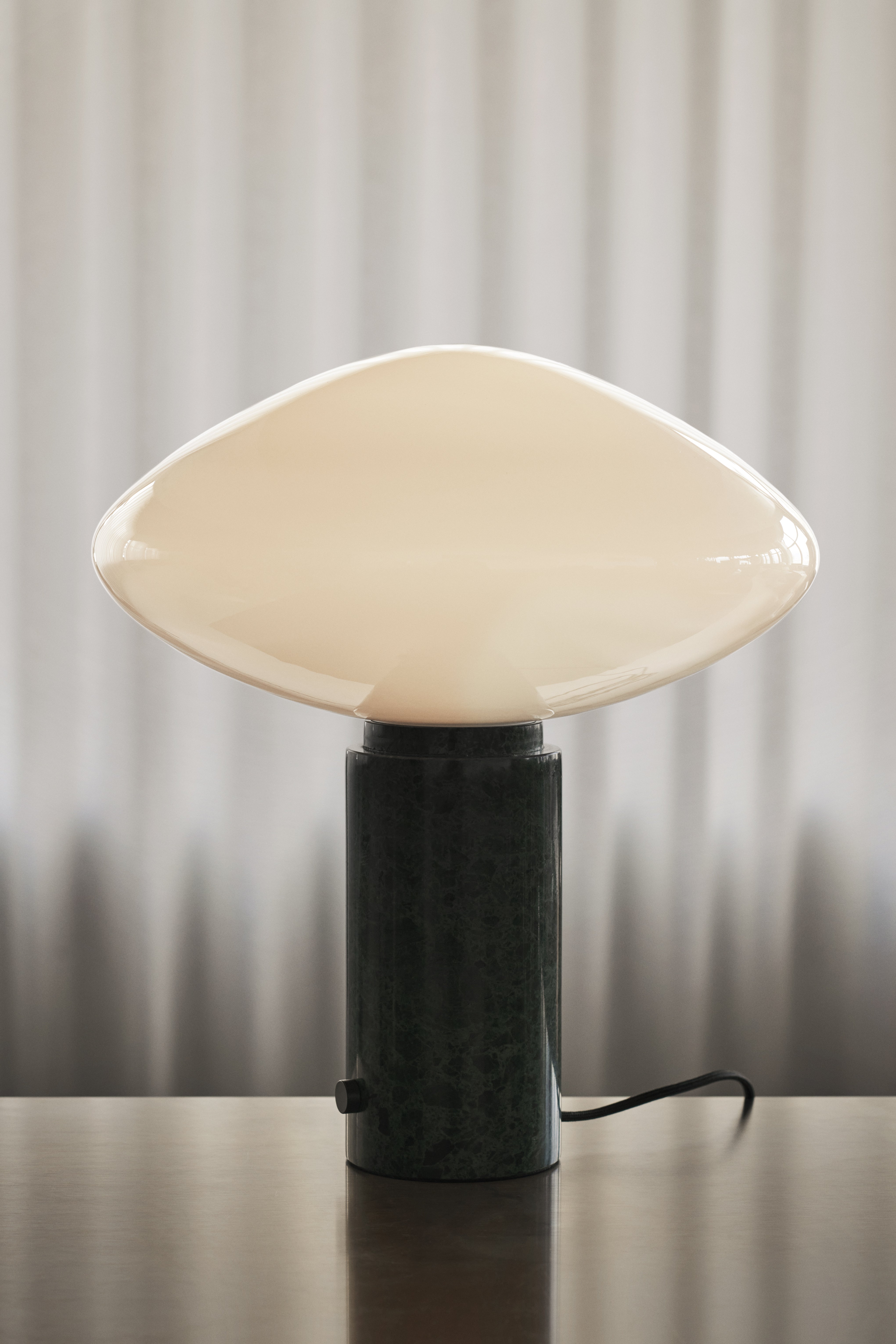 Stolní lampa MIST AP17 skleněné stínidlo se zeleným mramorovým podstavcem