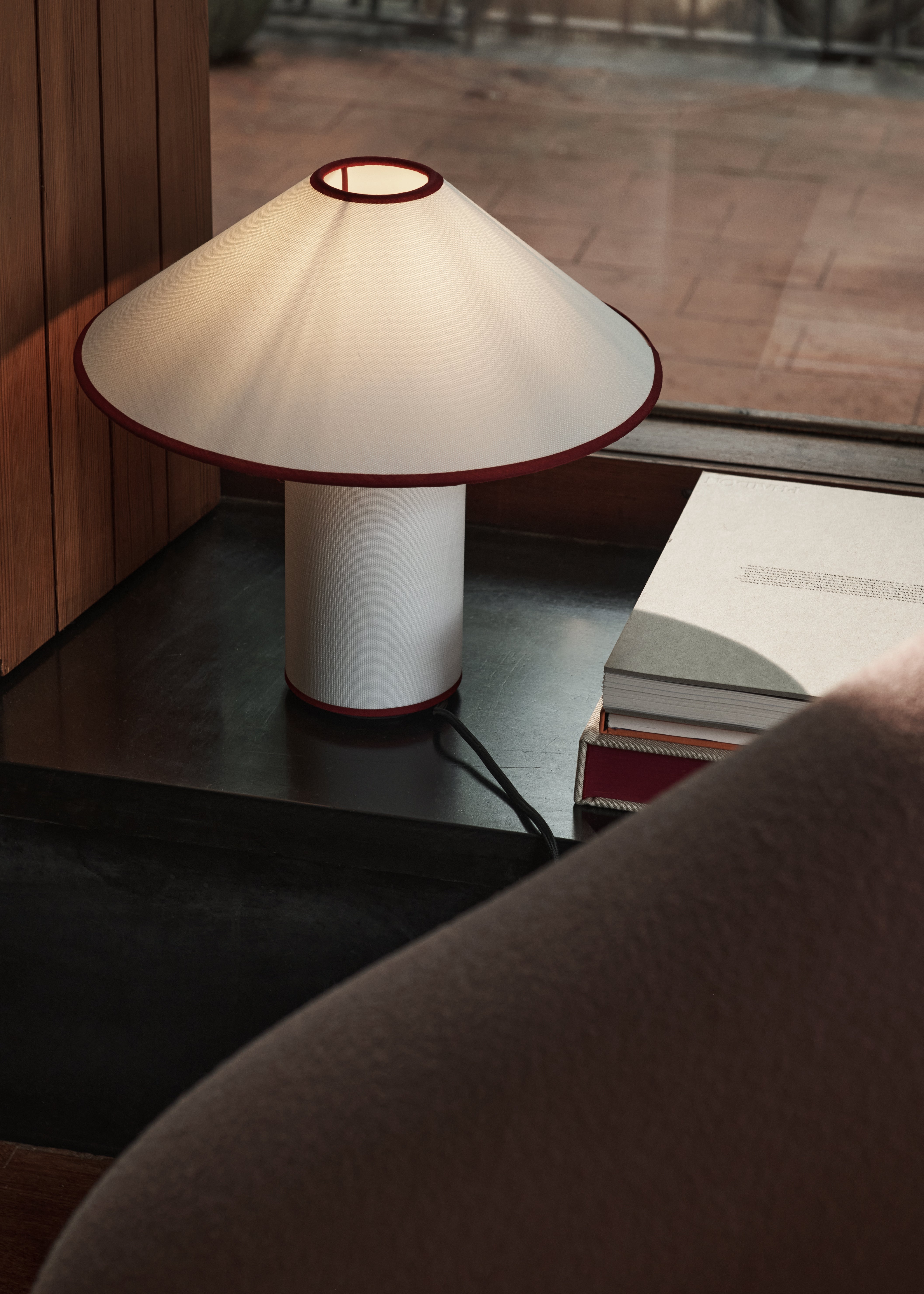 Stolní lampa COLETTE ATD6 bílá s červeným zakončením