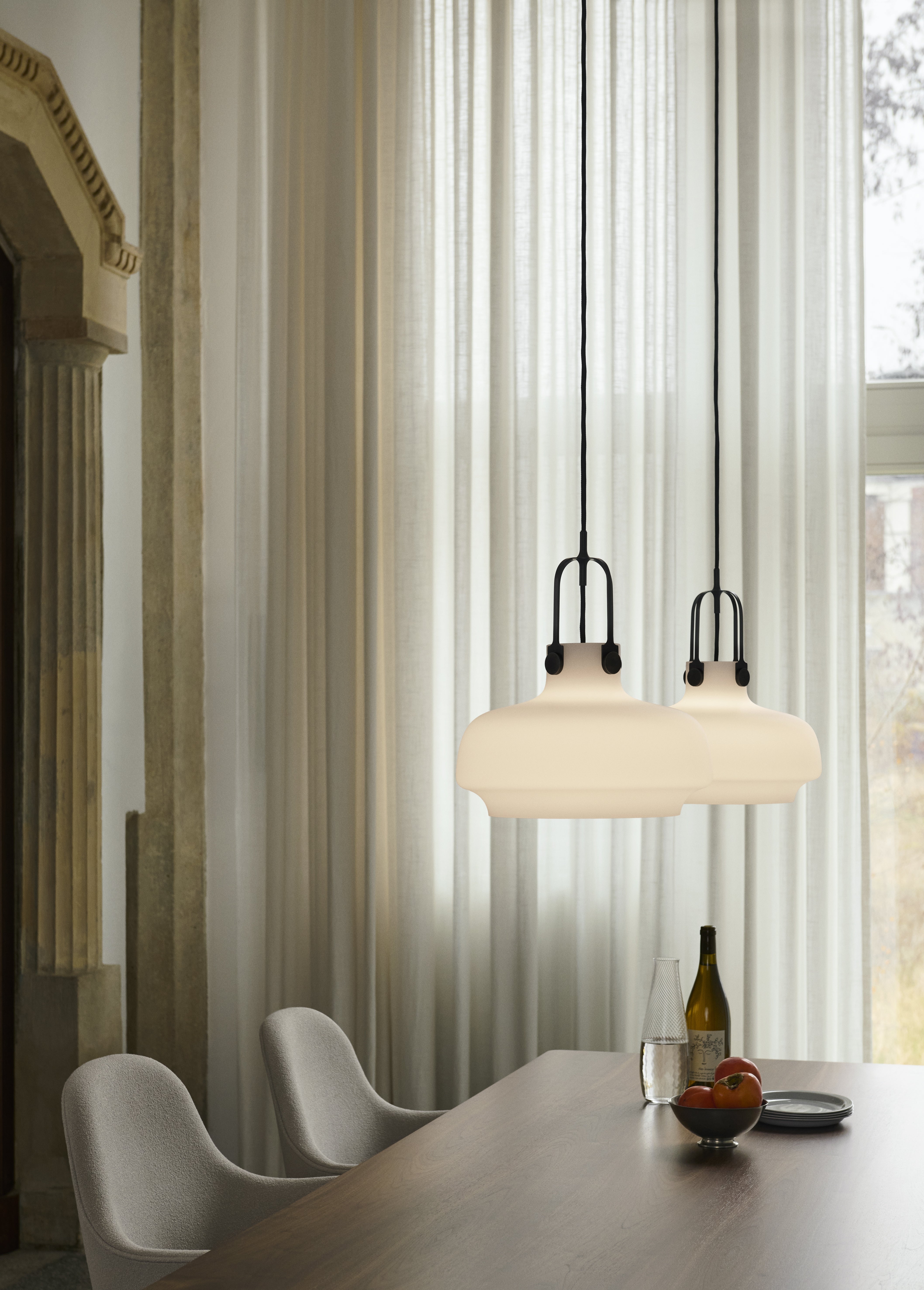Lampa visící COPENHAGEN s opálovým stínidlem a hnědým povrchem.