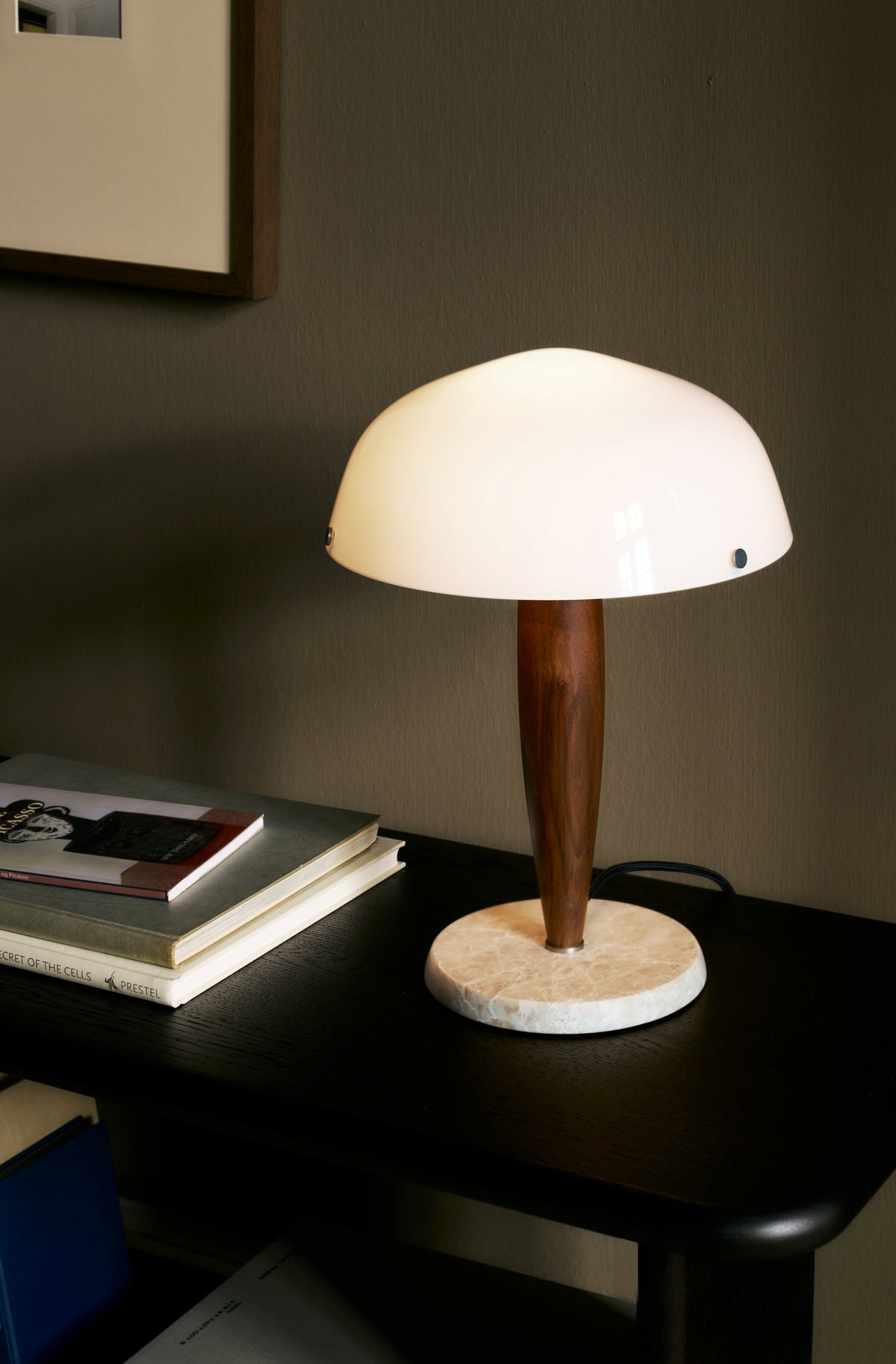 Stolní lampa HERMAN SHY3 opálové sklo s ořechovým dřevem a krémovým mramorovým podstavcem