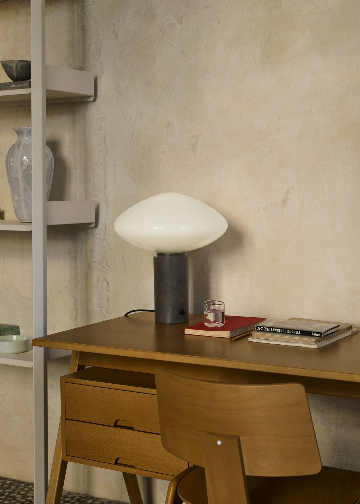 Stolní lampa MIST AP17 skleněné stínidlo se šedým mramorovým podstavcem