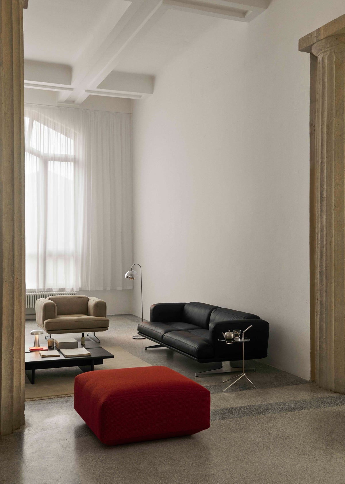 Sofa pro 3 osoby INLAND AV23 čalouněná s černým podstavcem