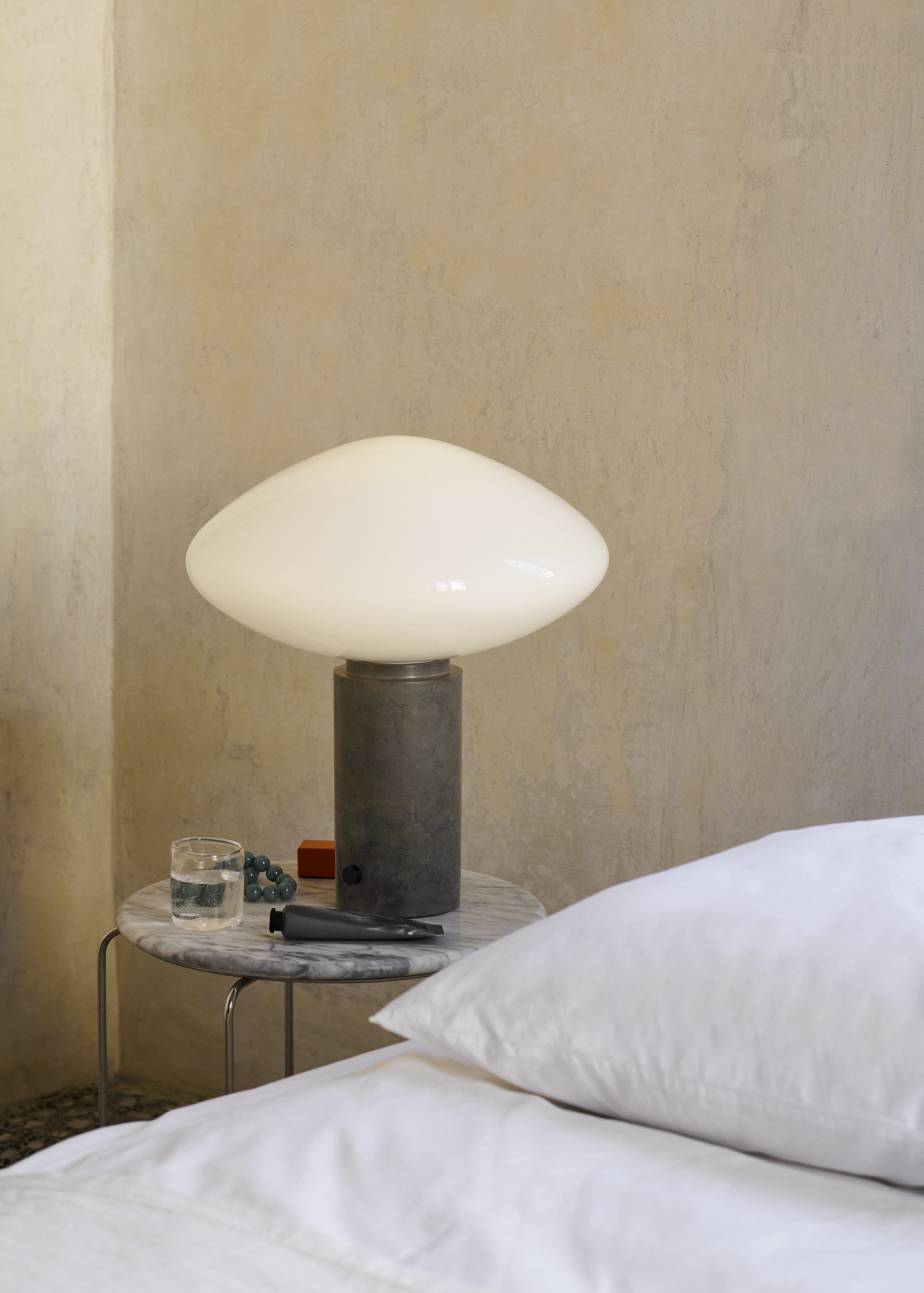 Stolní lampa MIST AP17 skleněné stínidlo se šedým mramorovým podstavcem