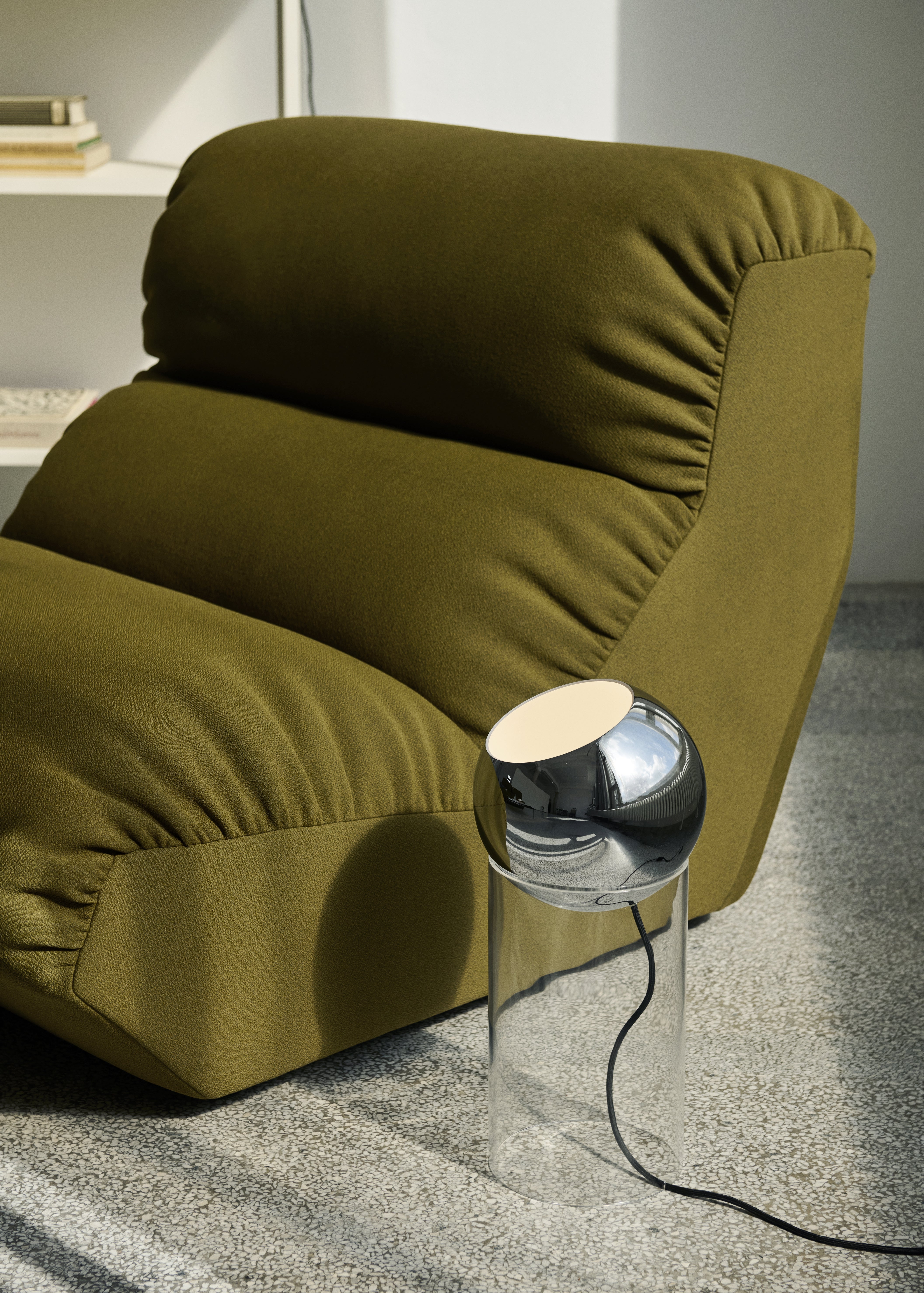 Stolní lampa TOPAN s chromovaným stínidlem a transparentním podstavcem.