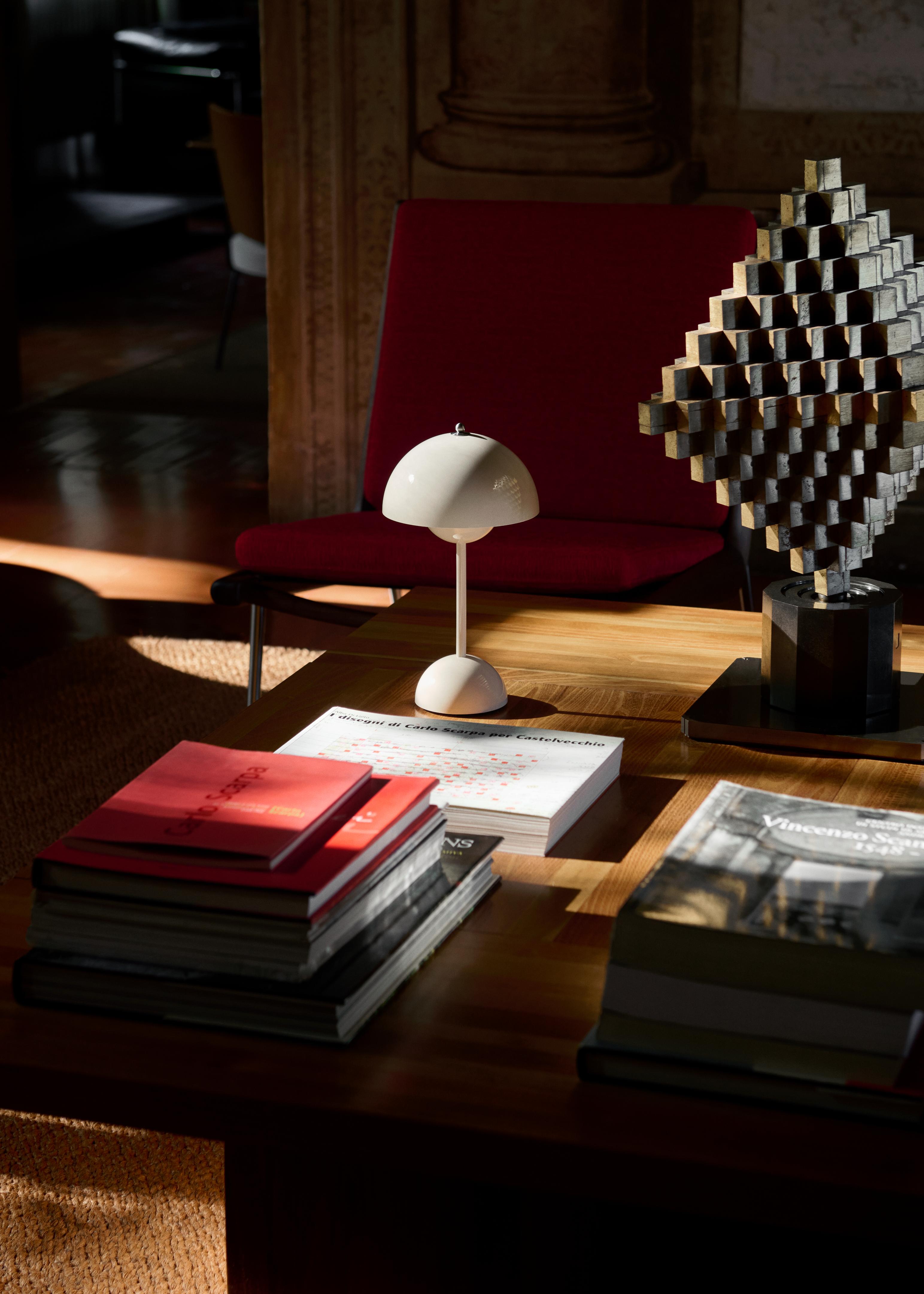 Lampa prenosná FLOWERPOT VP9, slonová kost