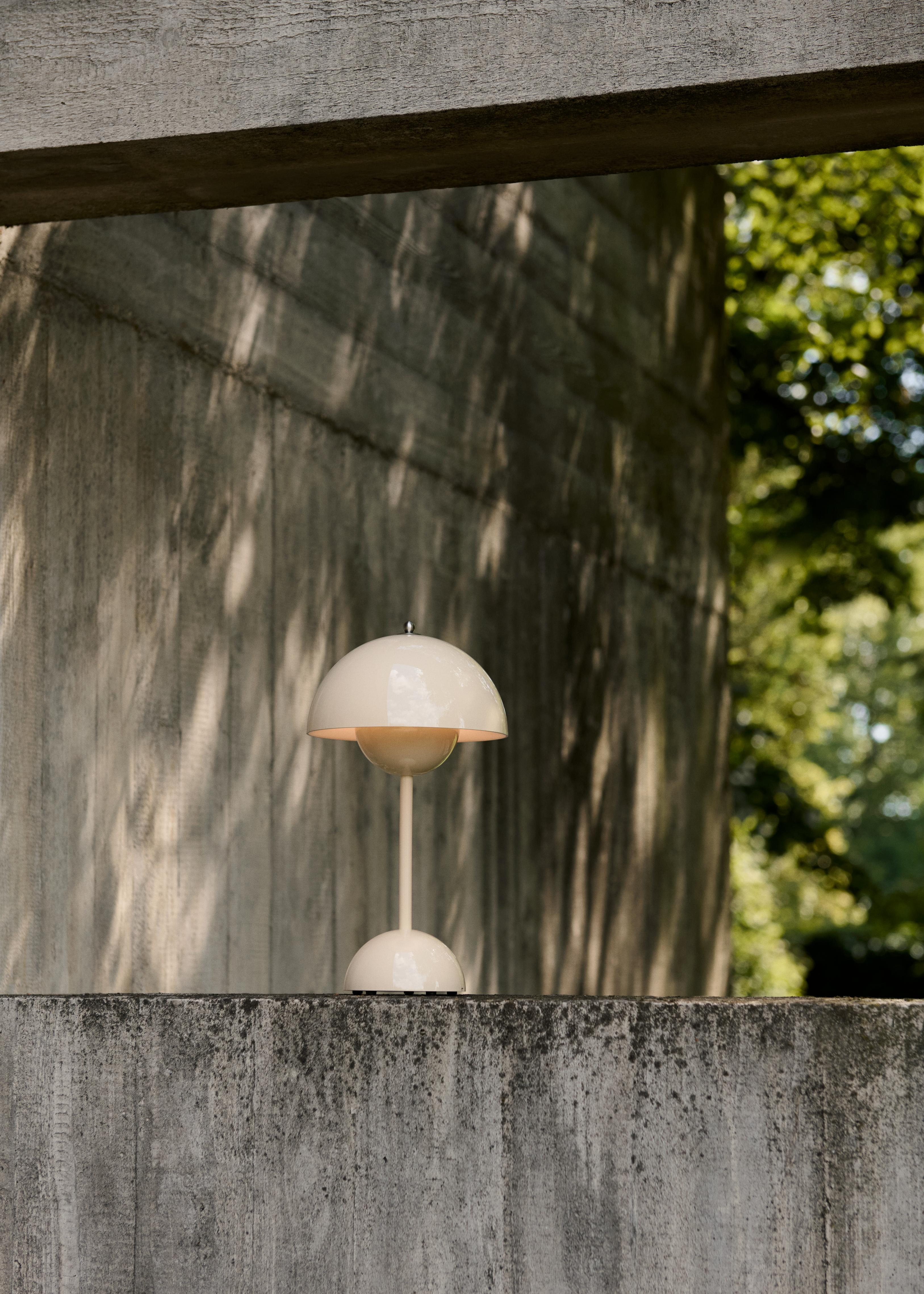 Lampa prenosná FLOWERPOT VP9, slonová kost