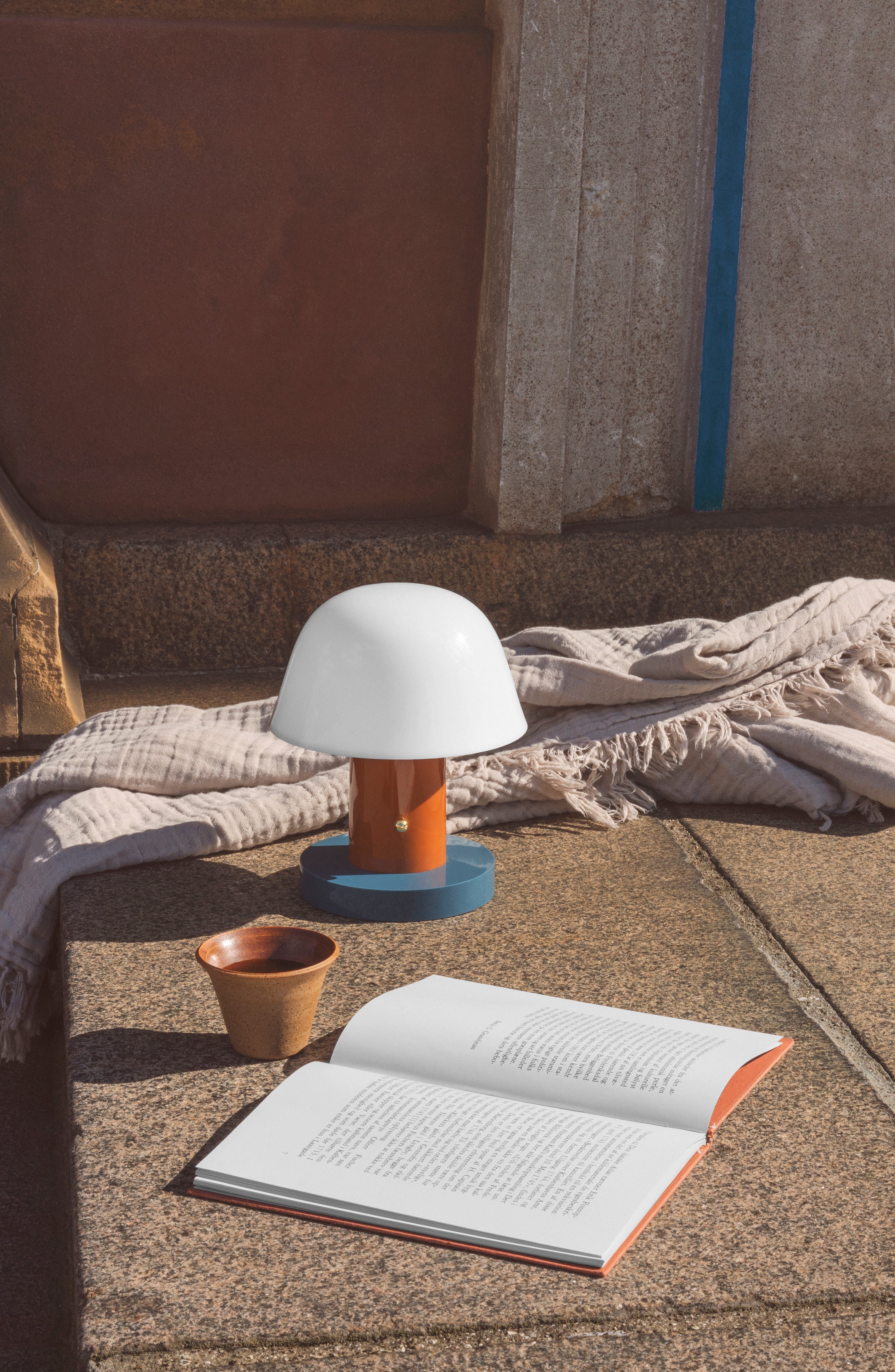 Lampa prenosná SETAGO JH27 s krémovým stínidlem a oranžovo-modrým podstavcem.